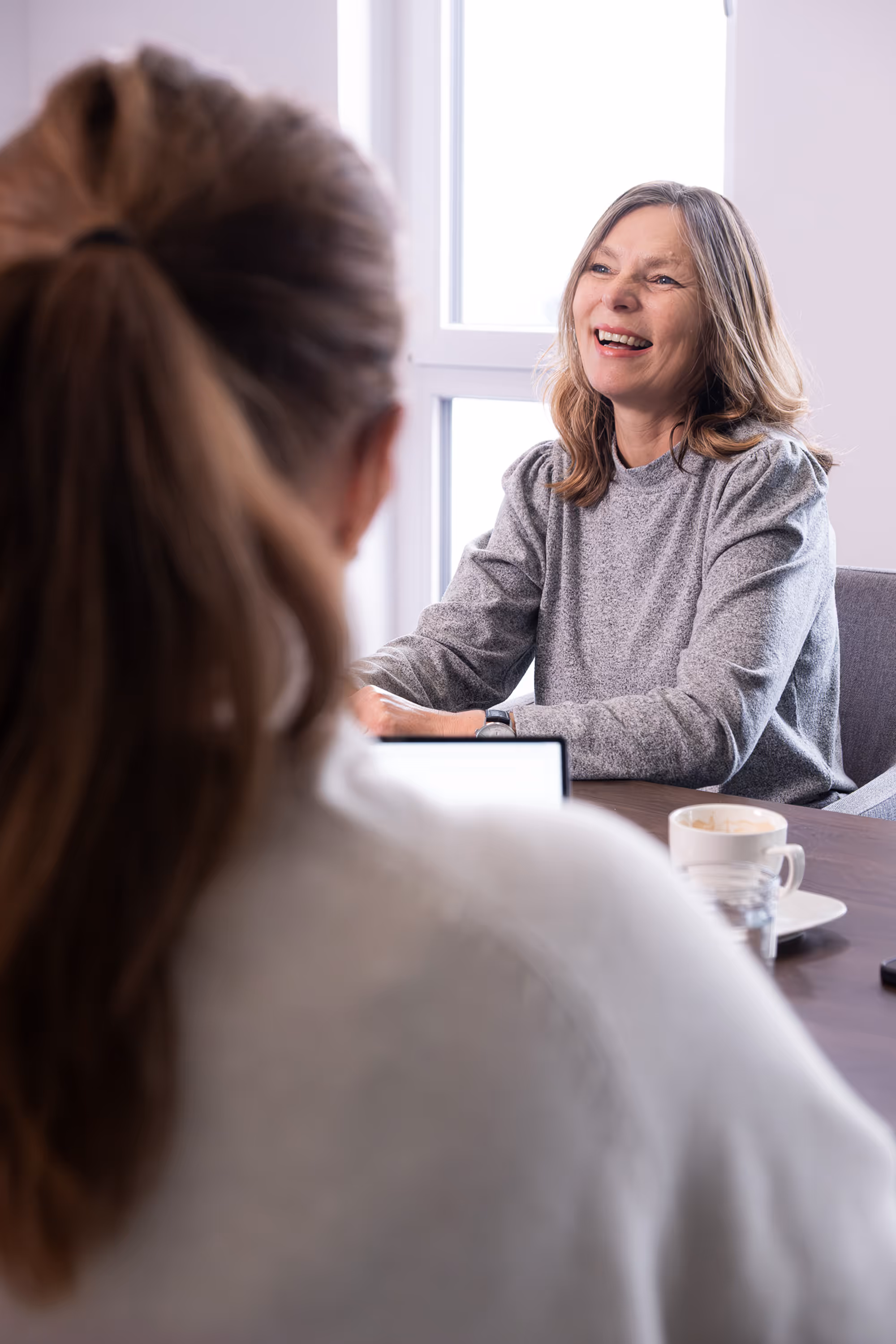 Kundenberaterin und ein NUE-Kunde sitzen in einem Beratungsgespräch