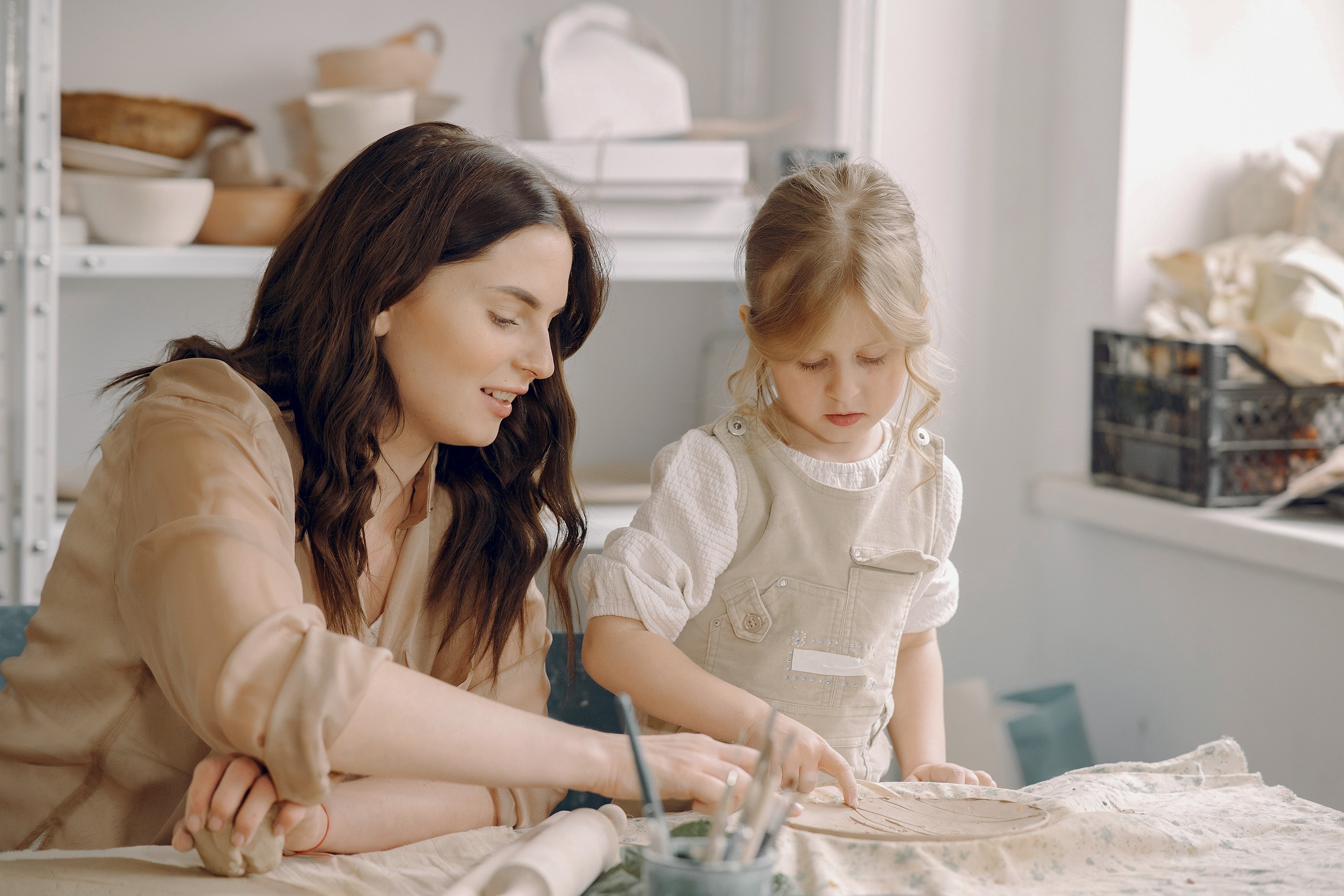 Mor og datter leger med kreative ting