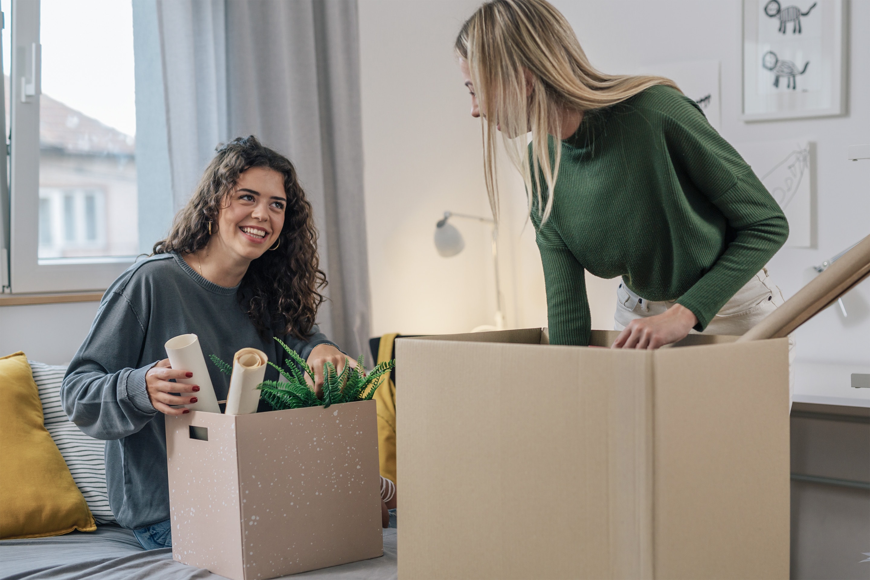 To kvinder pakker ud. i lejlighed