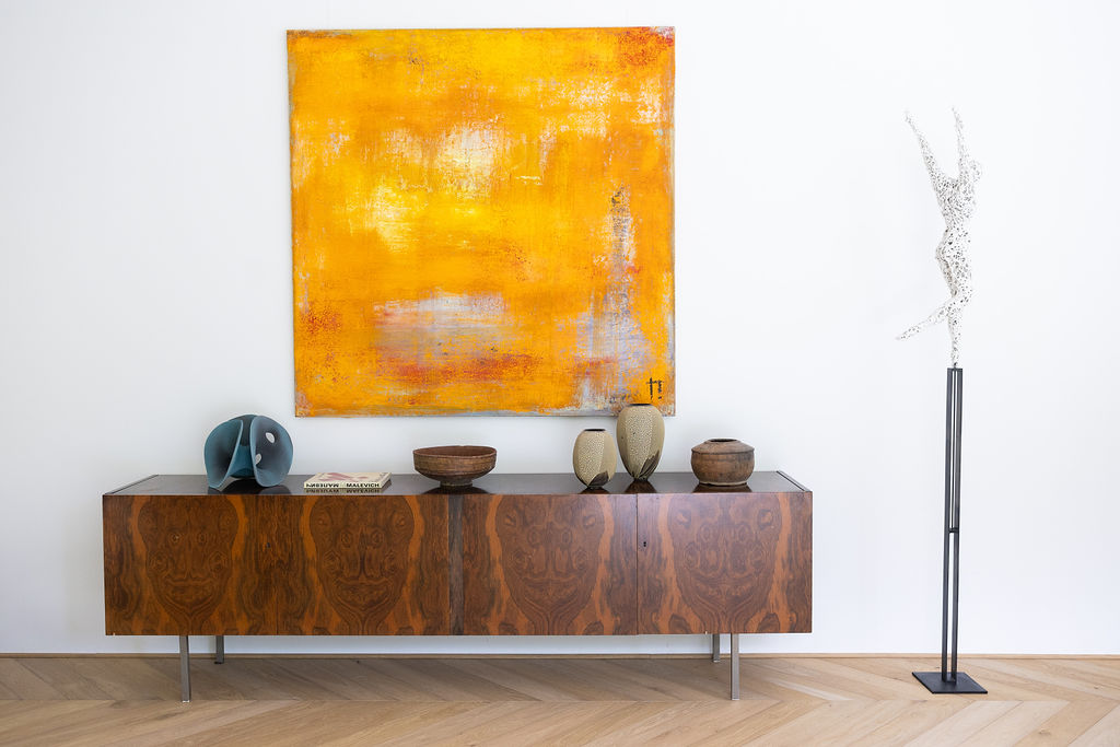 Catherine van Pottelsberghe's square, orange abstract composition, revealing her universe inspired by the depth and light of central Africa.