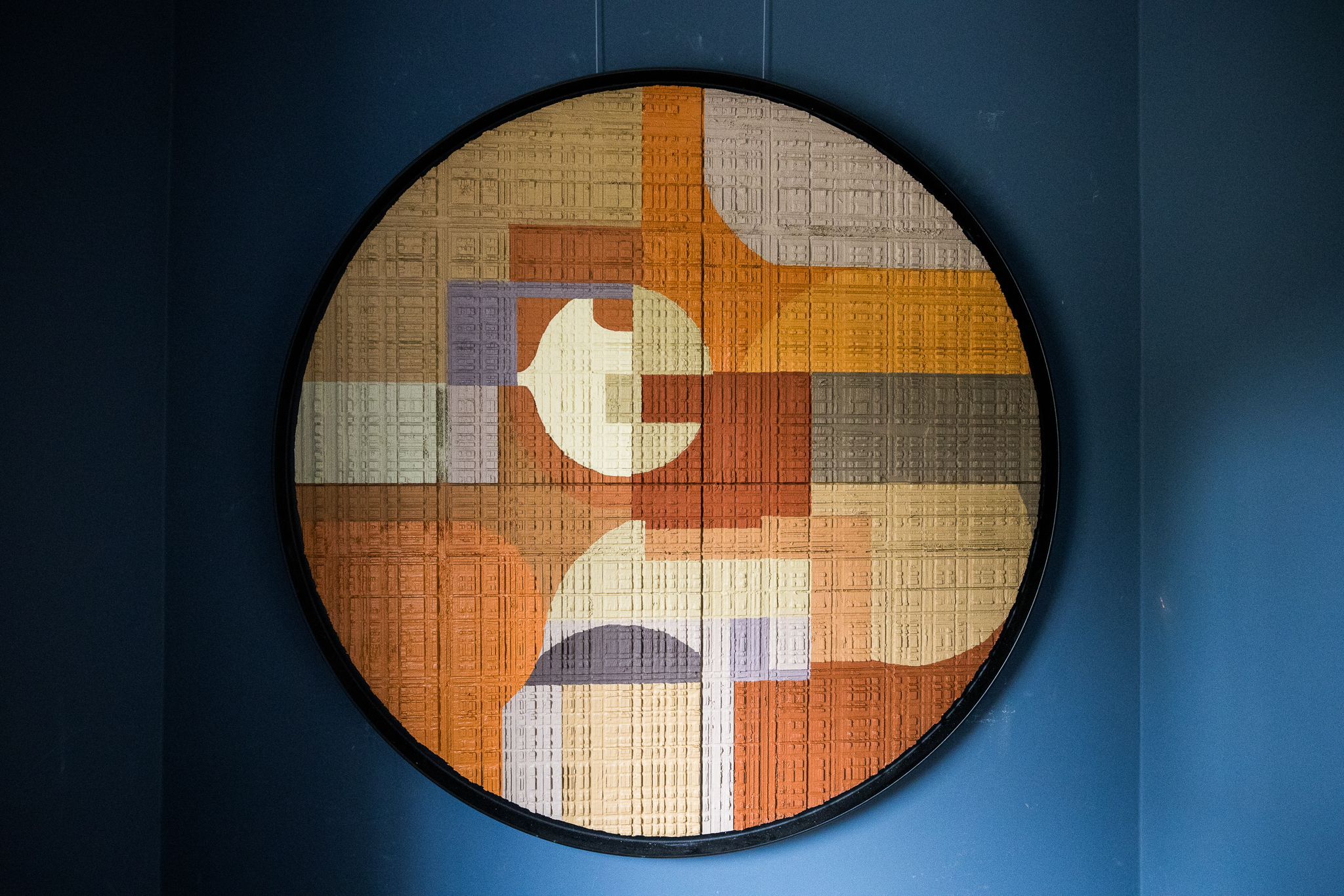 Round abstract composition on wood by belgian artist Helene Dawans 