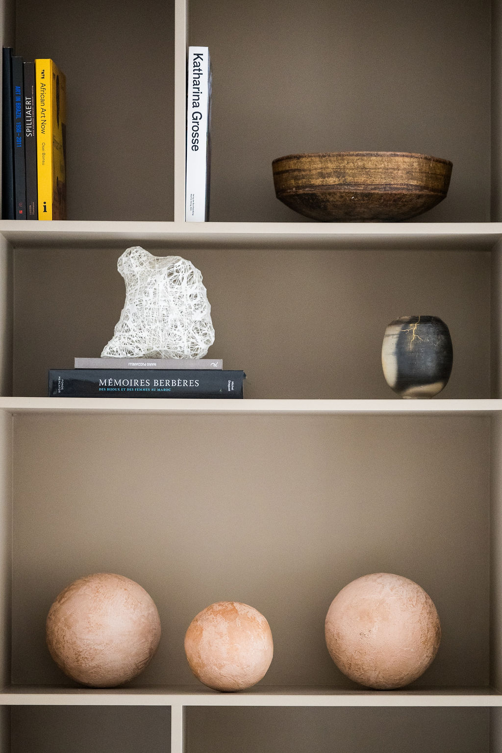 Round sculptures made of wood, linen and marble powder by belgian artist Delphine Ricour. 3 sizes available.