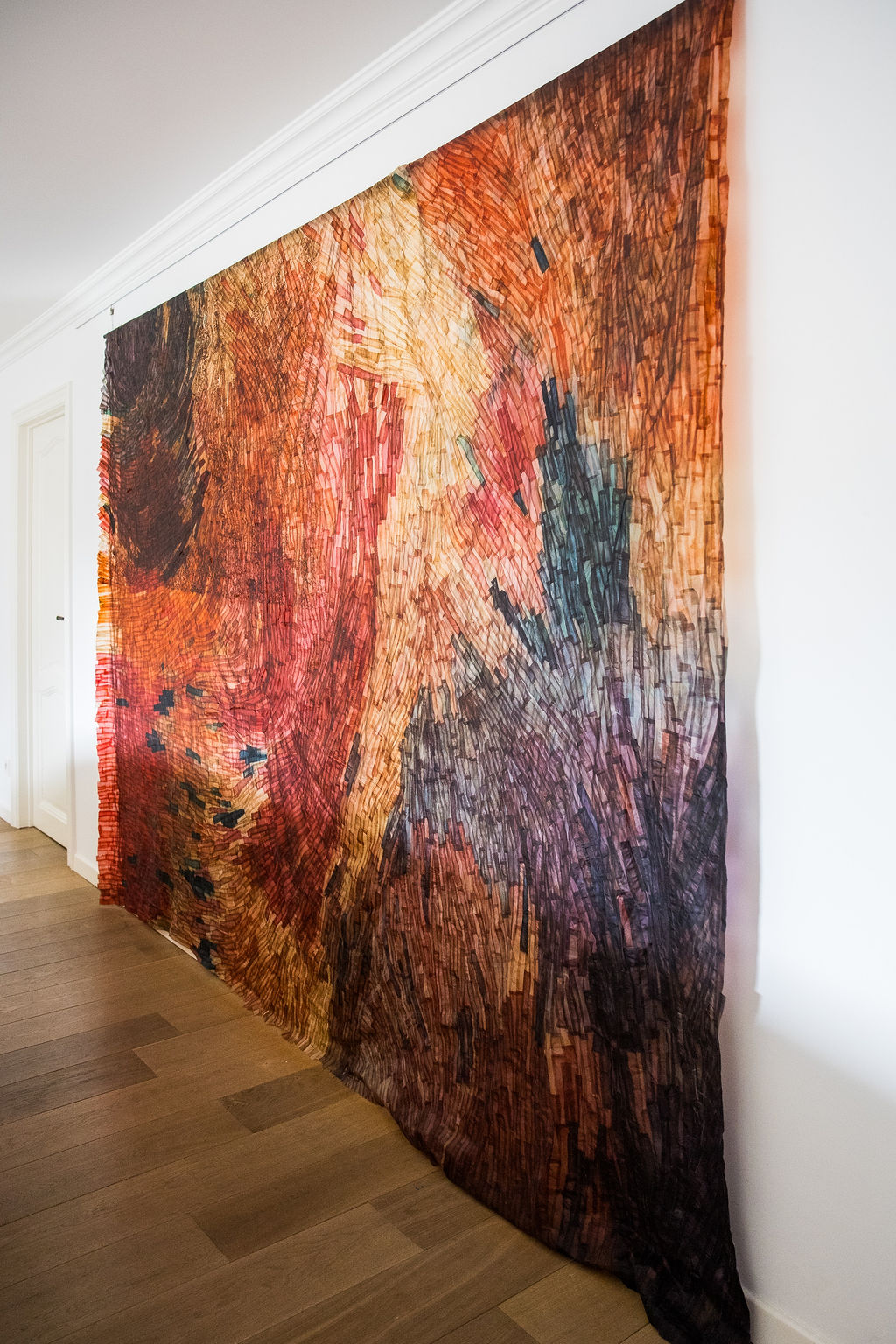 Composed of soft, hand-worked fabrics, the sculpture unfolds in gentle, organic curves that resemble skins, shells, or natural peelings—suggesting processes of protection, shedding, and renewal.
