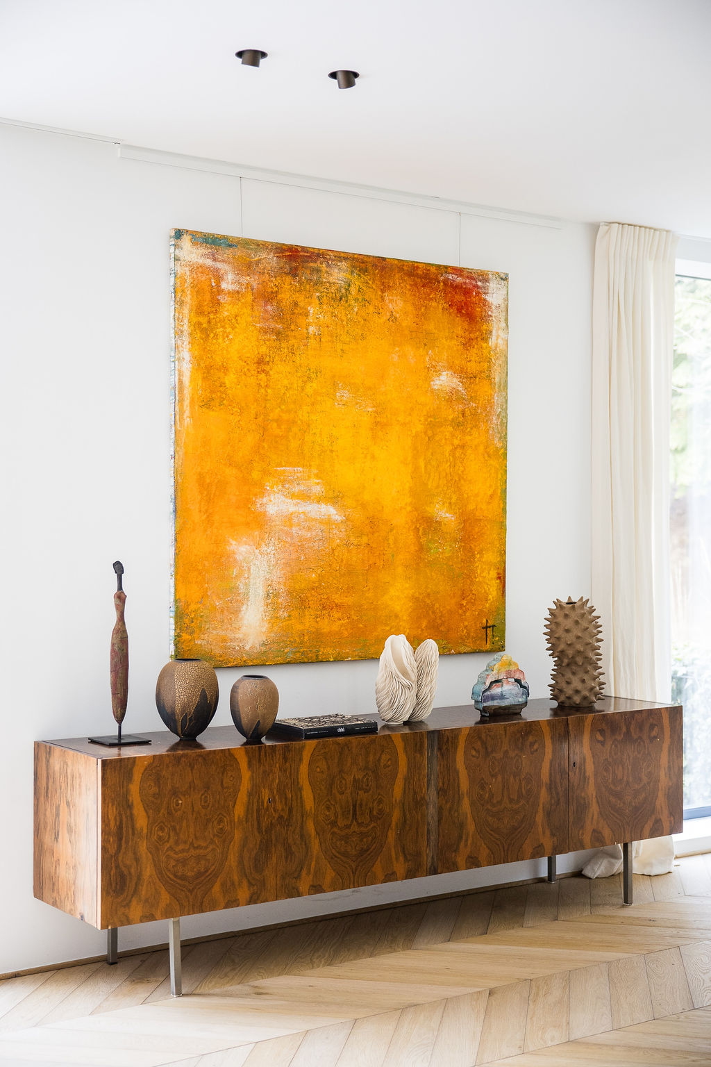 Square abstract painting by belgian artist Catherine van Pottelsberghe using raw pigments on canvas.