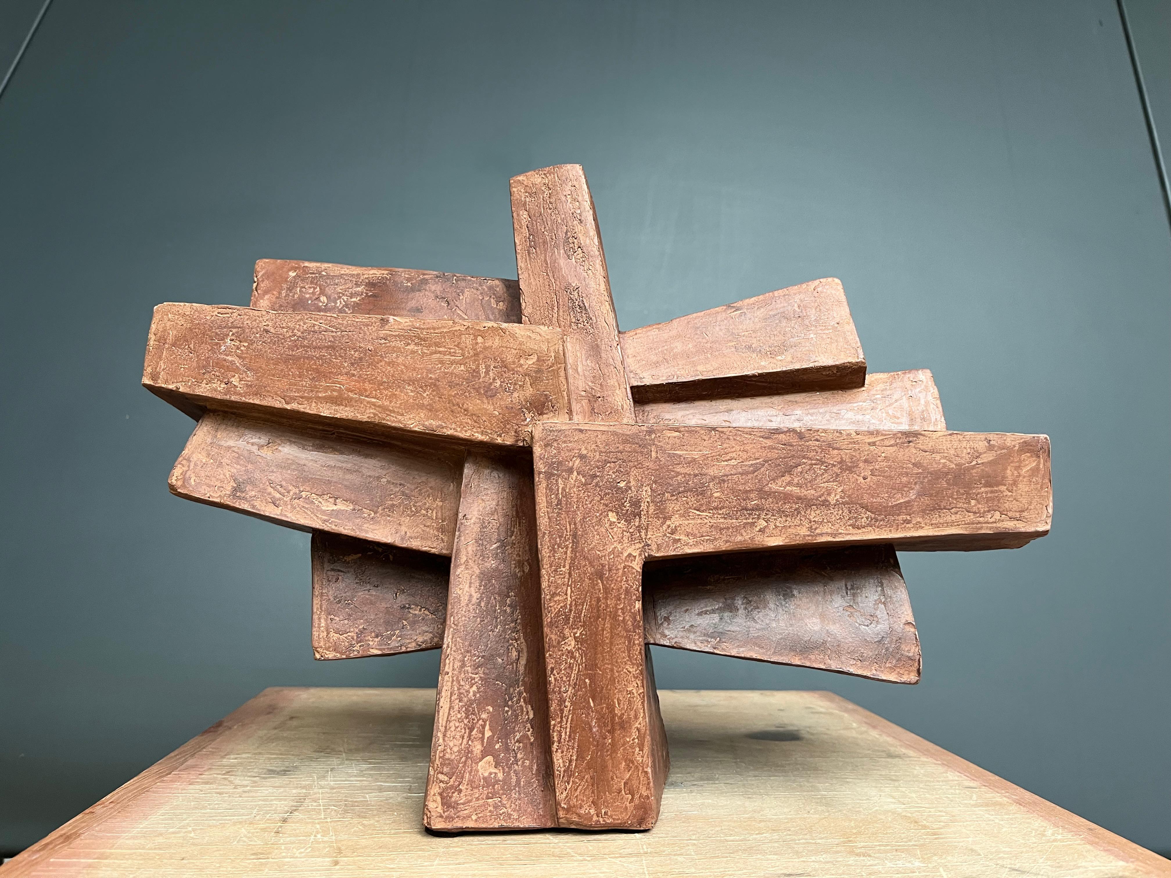 Sculpture in brown earth. A unique creation by French artist Delphine Brabant, this sculpture is a testament to her mastery of geometric abstraction. Drawing inspiration from the assembly of interwoven shapes, Brabant's work features refined lines. 