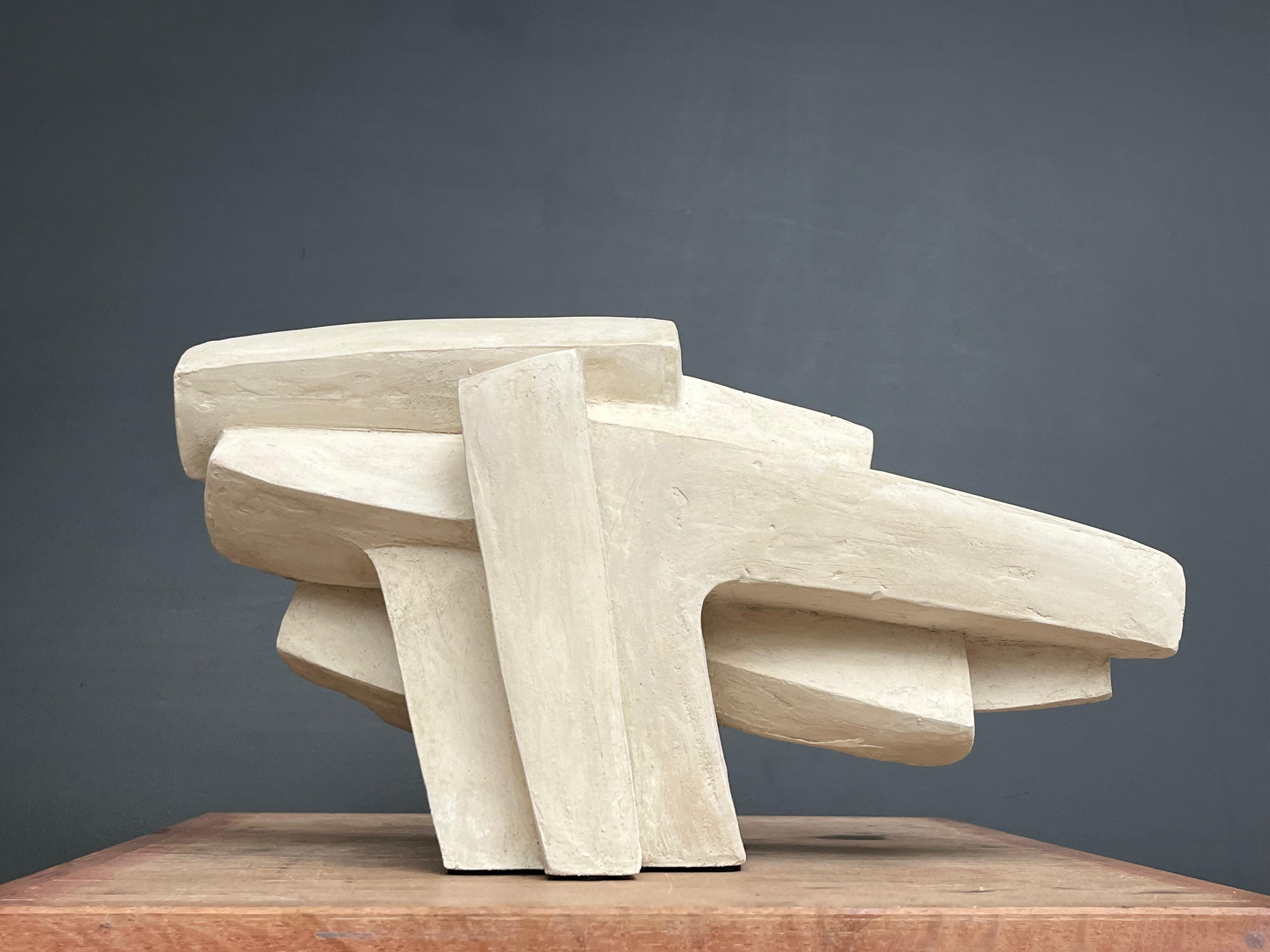 Sculpture in white earth. A unique creation by French artist Delphine Brabant, this sculpture is a testament to her mastery of geometric abstraction. Drawing inspiration from the assembly of interwoven shapes, Brabant's work features refined lines. 