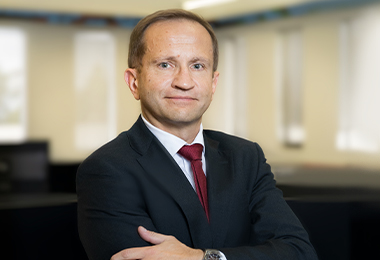 An image of Executive Director of Institutional Sales Piotr Tymula.