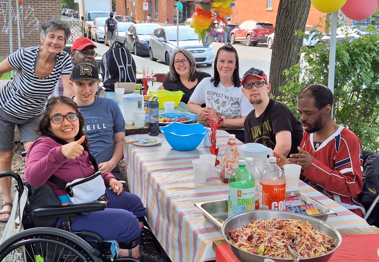Un groupe de participants des cuisines se réunit pour un barbecue.