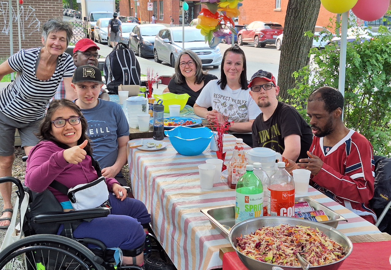 Un groupe de participants des cuisines se réunit pour un barbecue.