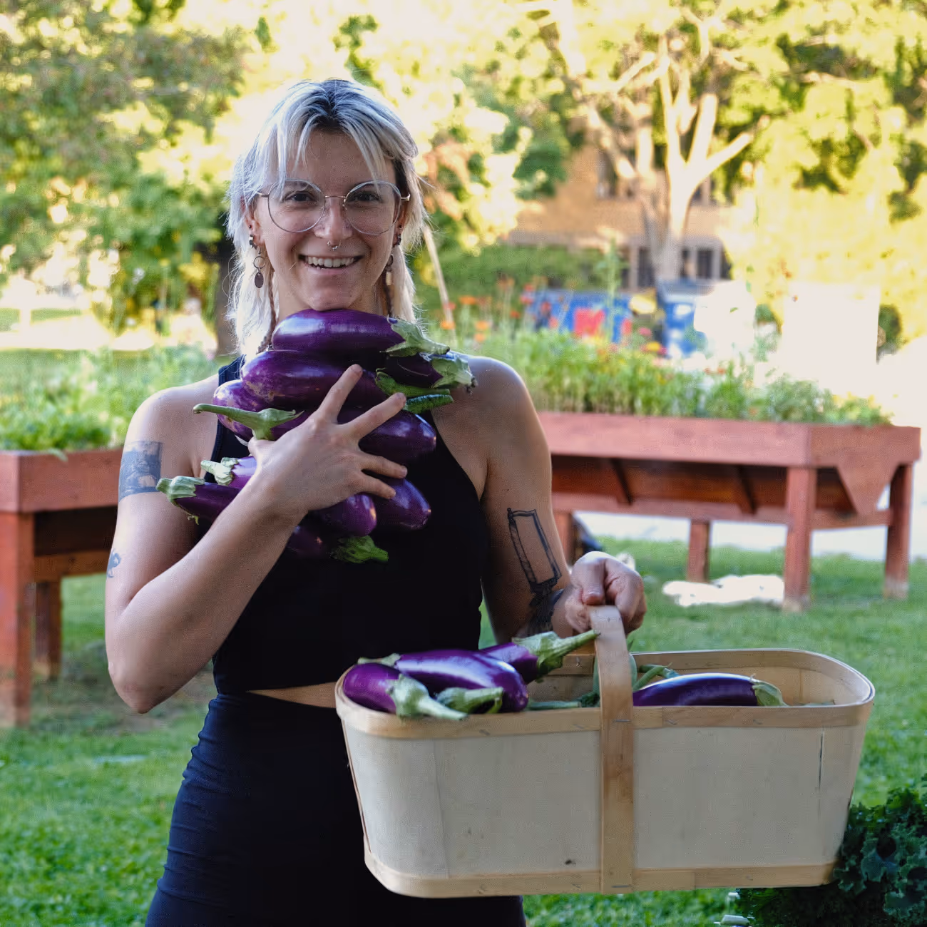 Participante avec un panier d'aubergines