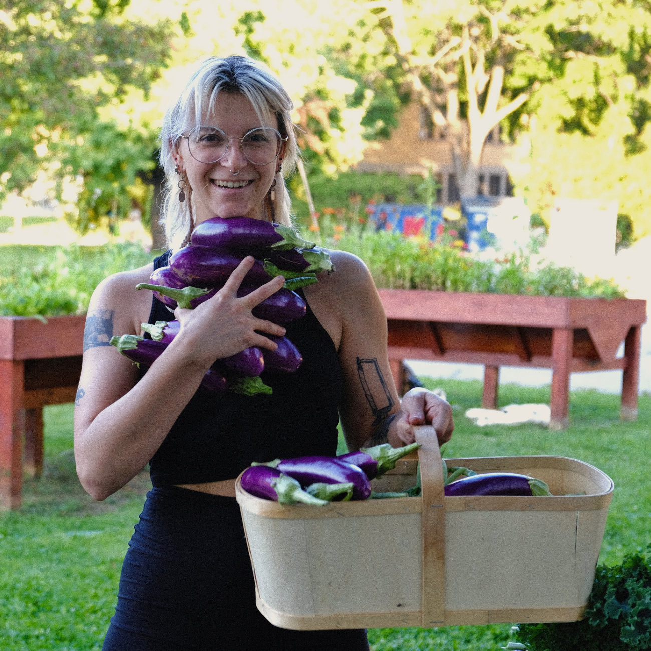 Participante avec un panier d'aubergines