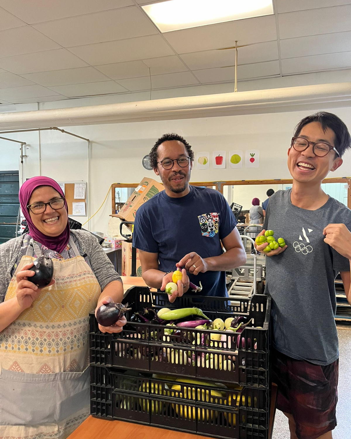 Bénévoles au tri alimentaire du Pôle logistique alimentaire de Rosemont