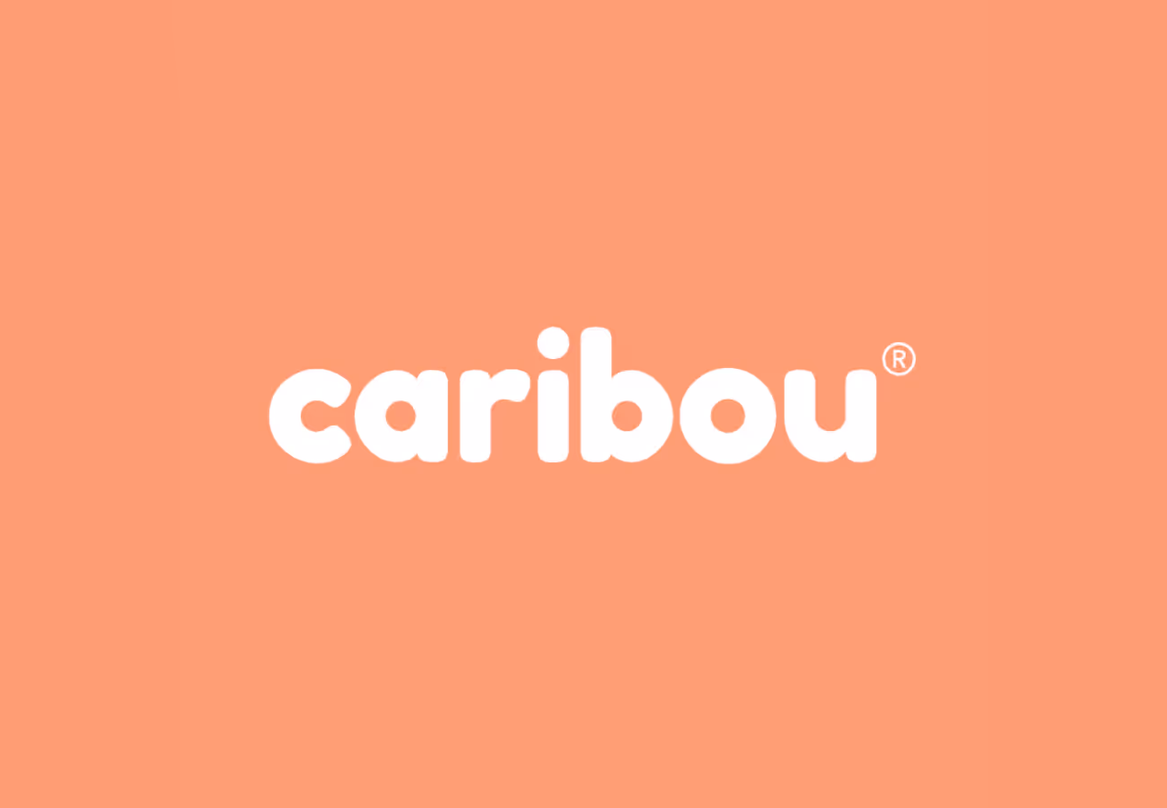 Logo de Caribou en lettres blanches sur fond orange.