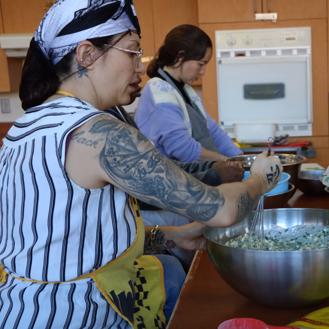 Participantes d'une cuisine pour les femmes enceinte et jeunes mamans