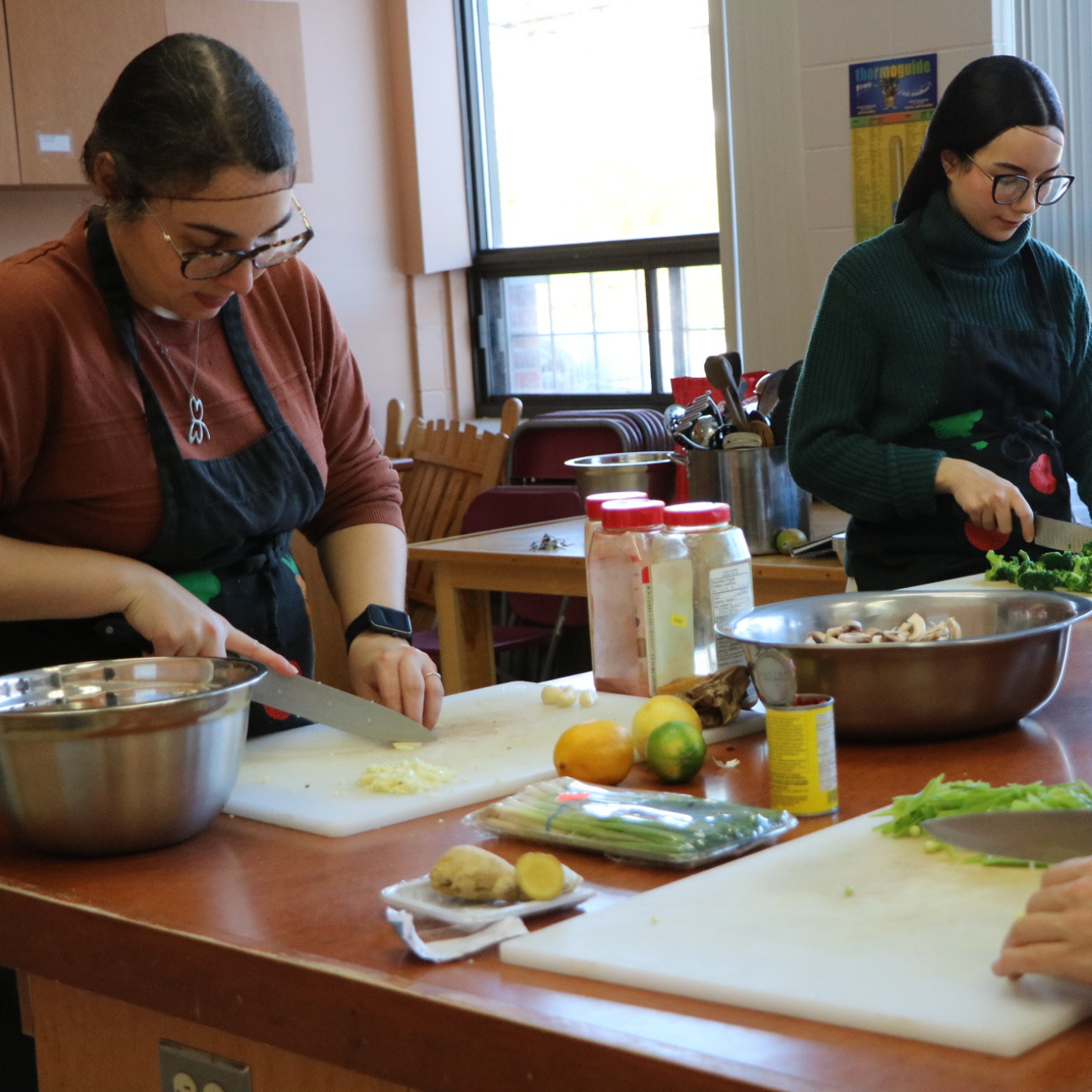 Participantes d'une cuisine pour les femmes enceinte et jeunes mamans