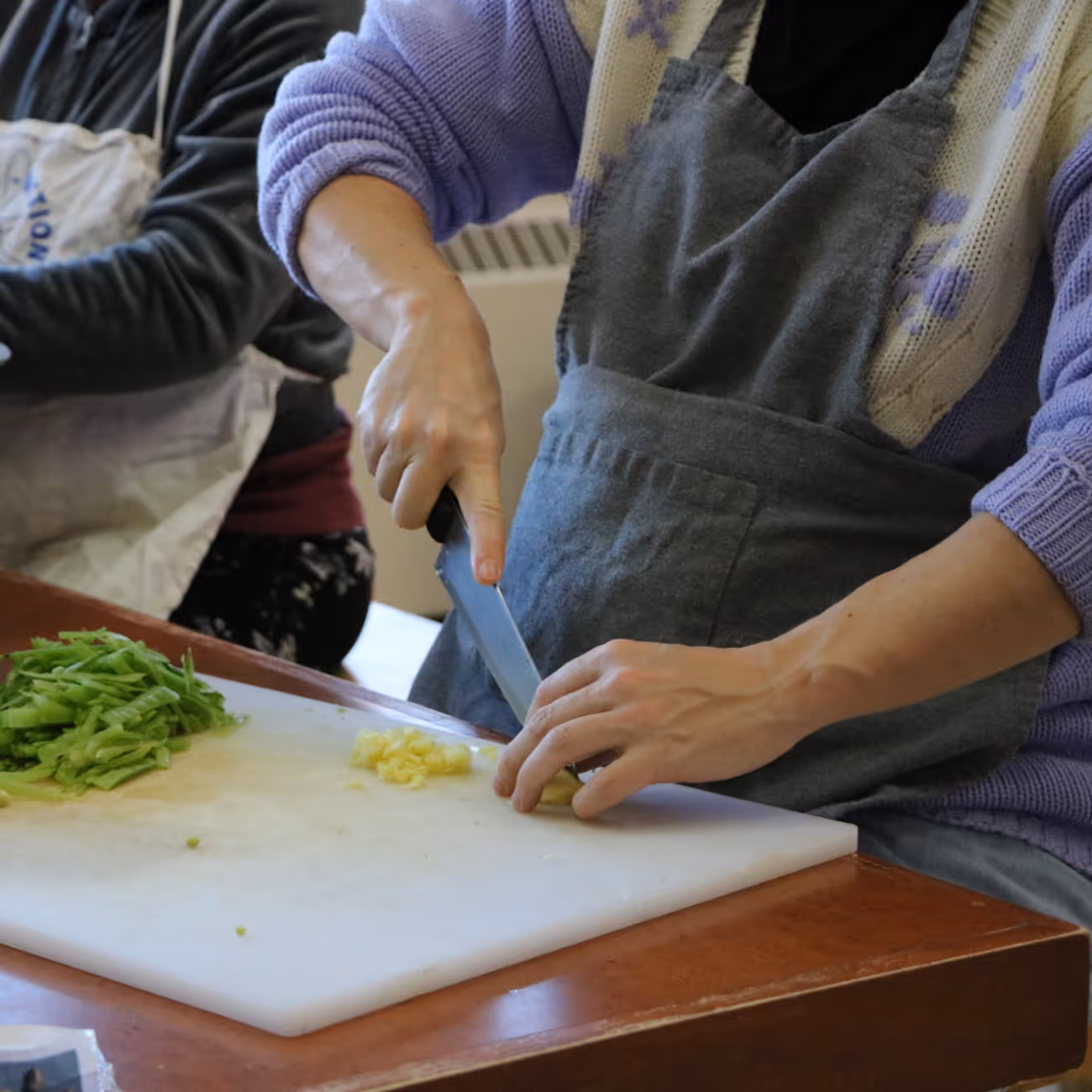 Participantes d'une cuisine pour les femmes enceinte et jeunes mamans
