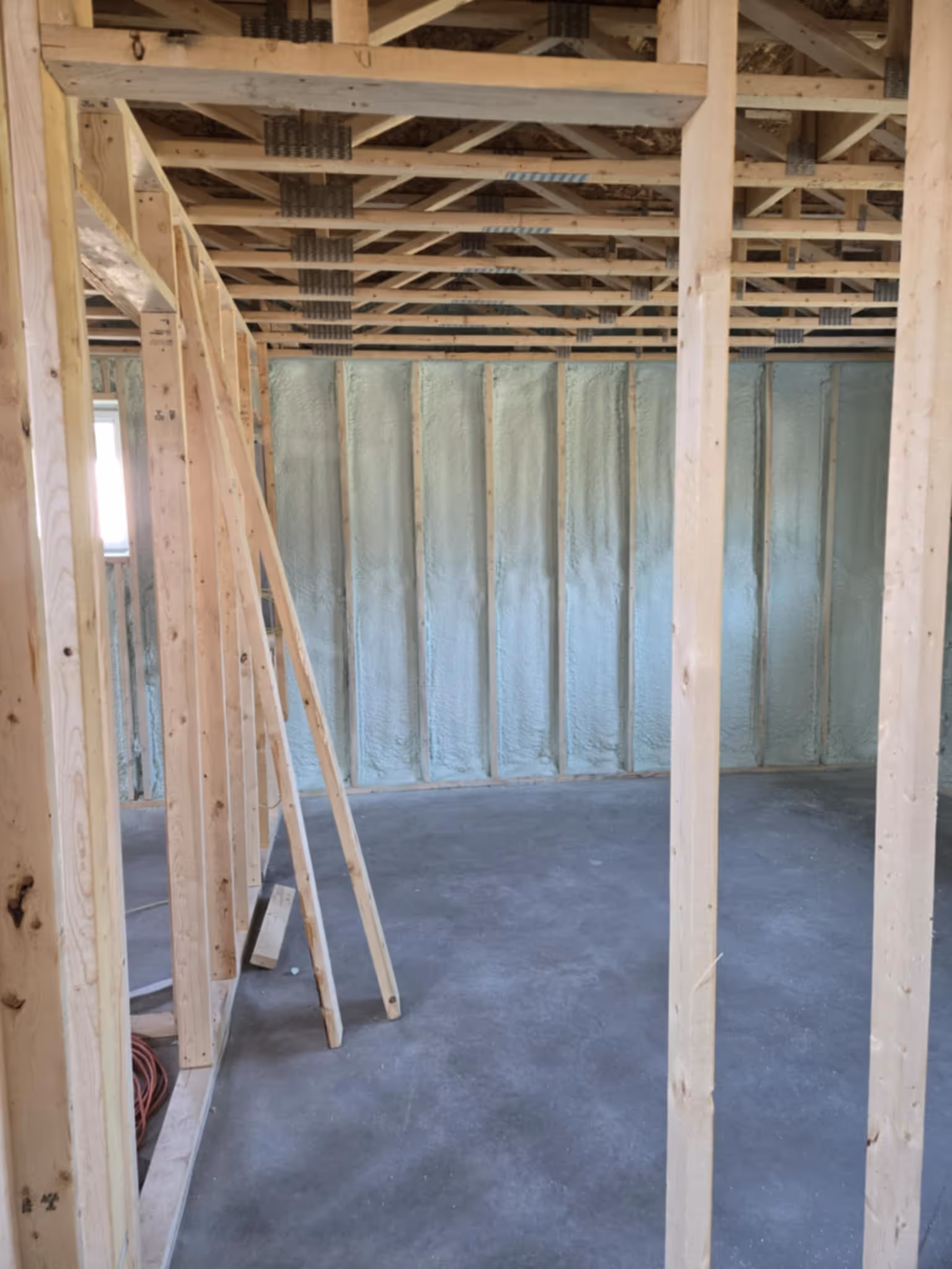 Isolation à l'uréthane giclé pour bâtiment résidentiel