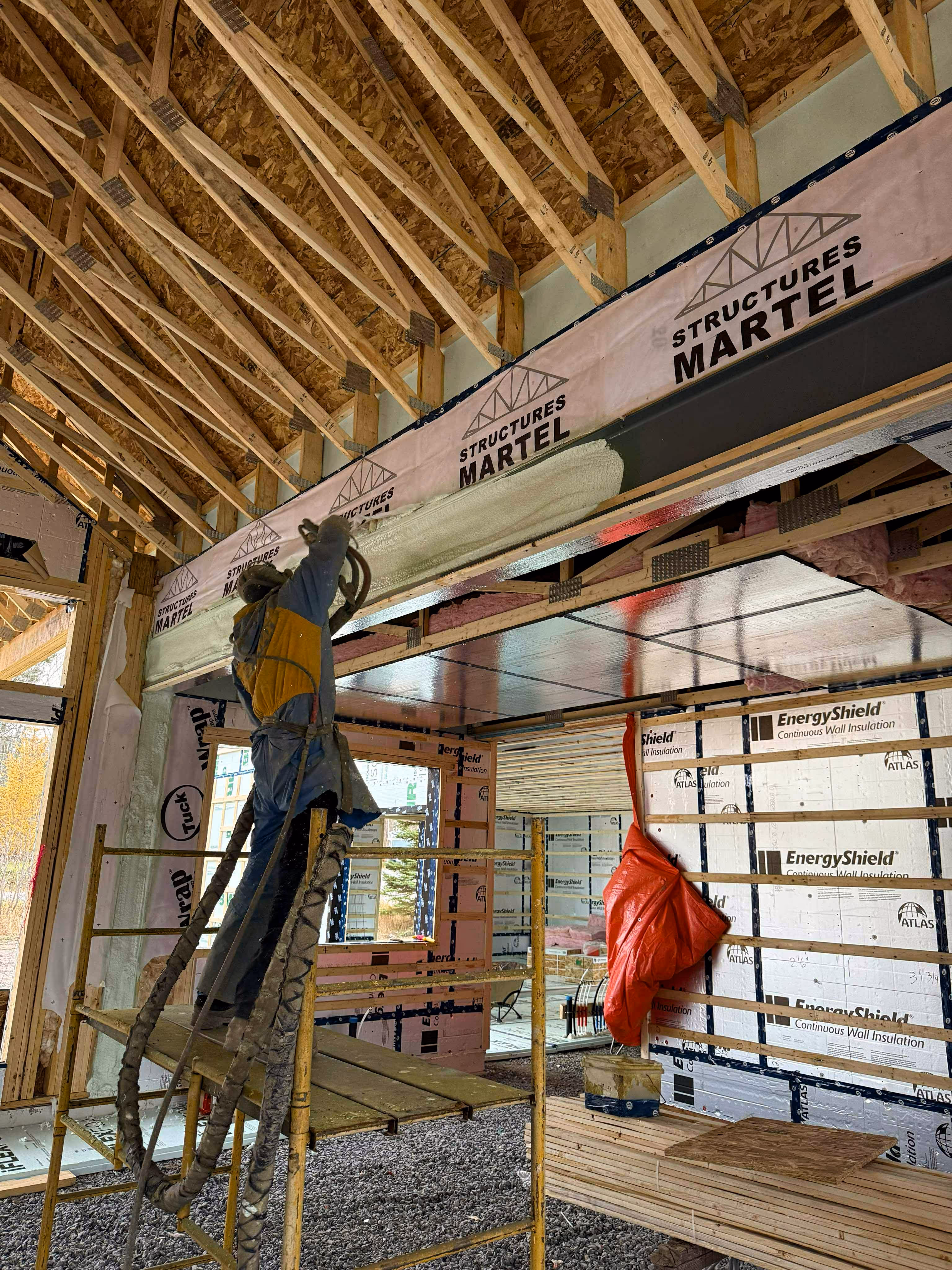 Installation d'isolation à l'uréthane giclé par Isolation Martel au Saguenay