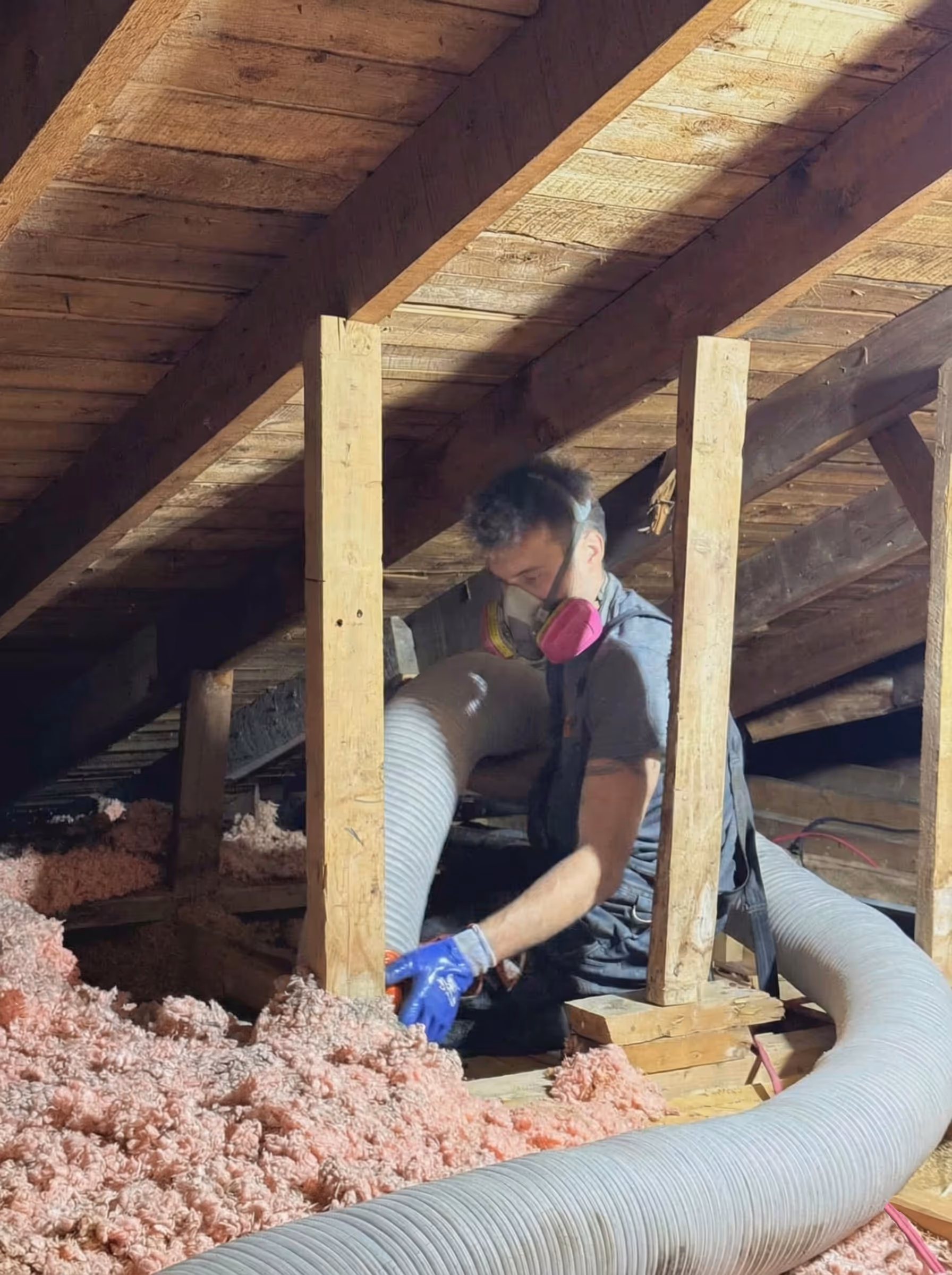 Installation d'isolation à la cellulose soufflée dans un grenier