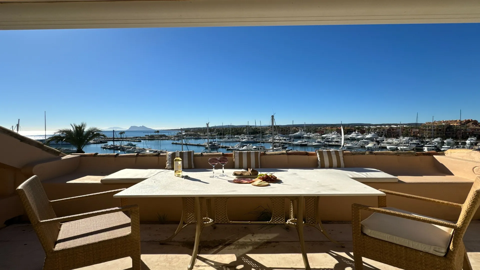 Stunning Penthouse with Panoramic Marina Views in Puerto Deportivo de Sotogrande