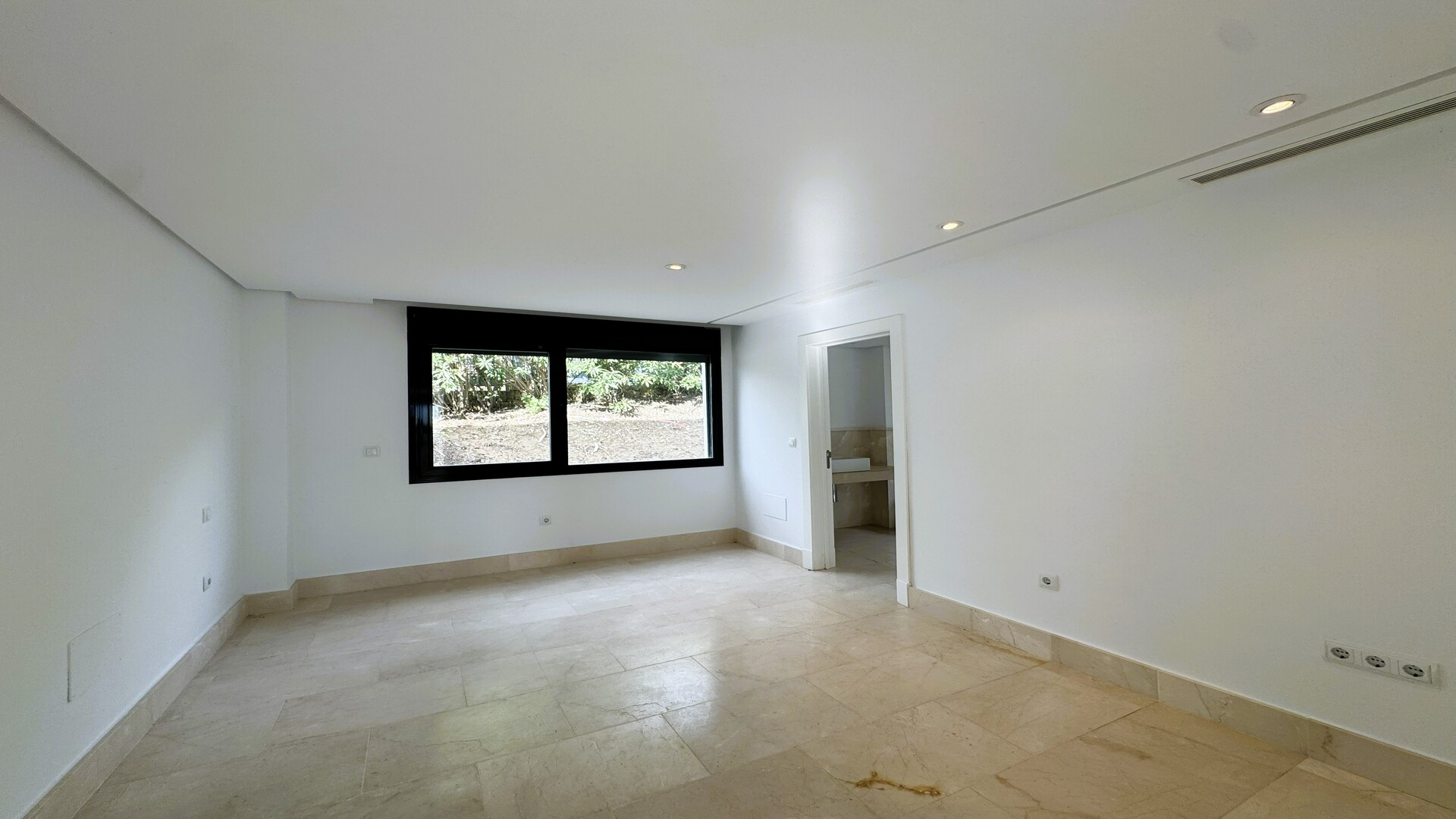 Villa Magnolia: Oportunidad de renovación en La Reserva de Sotogrande