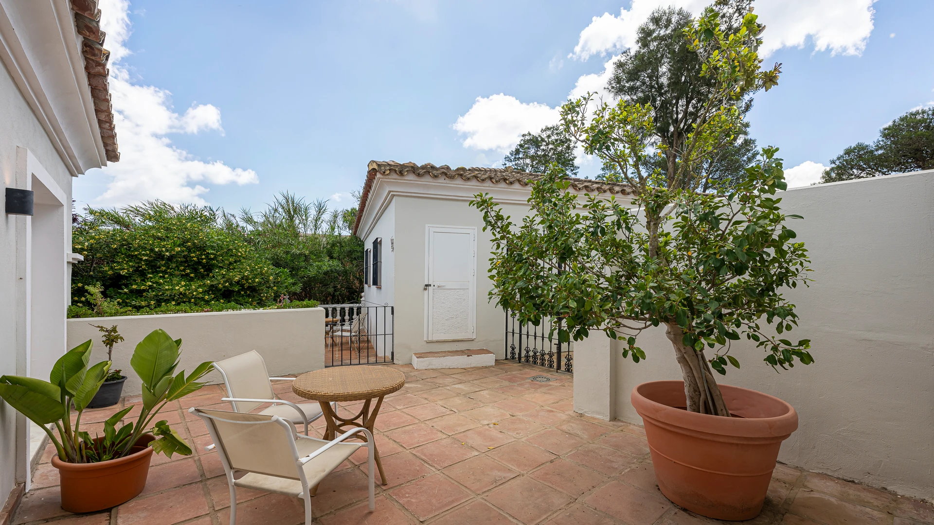 Elegant 6-Bedroom Villa in Sotogrande’s E Zone with Sea and La Reserva Views