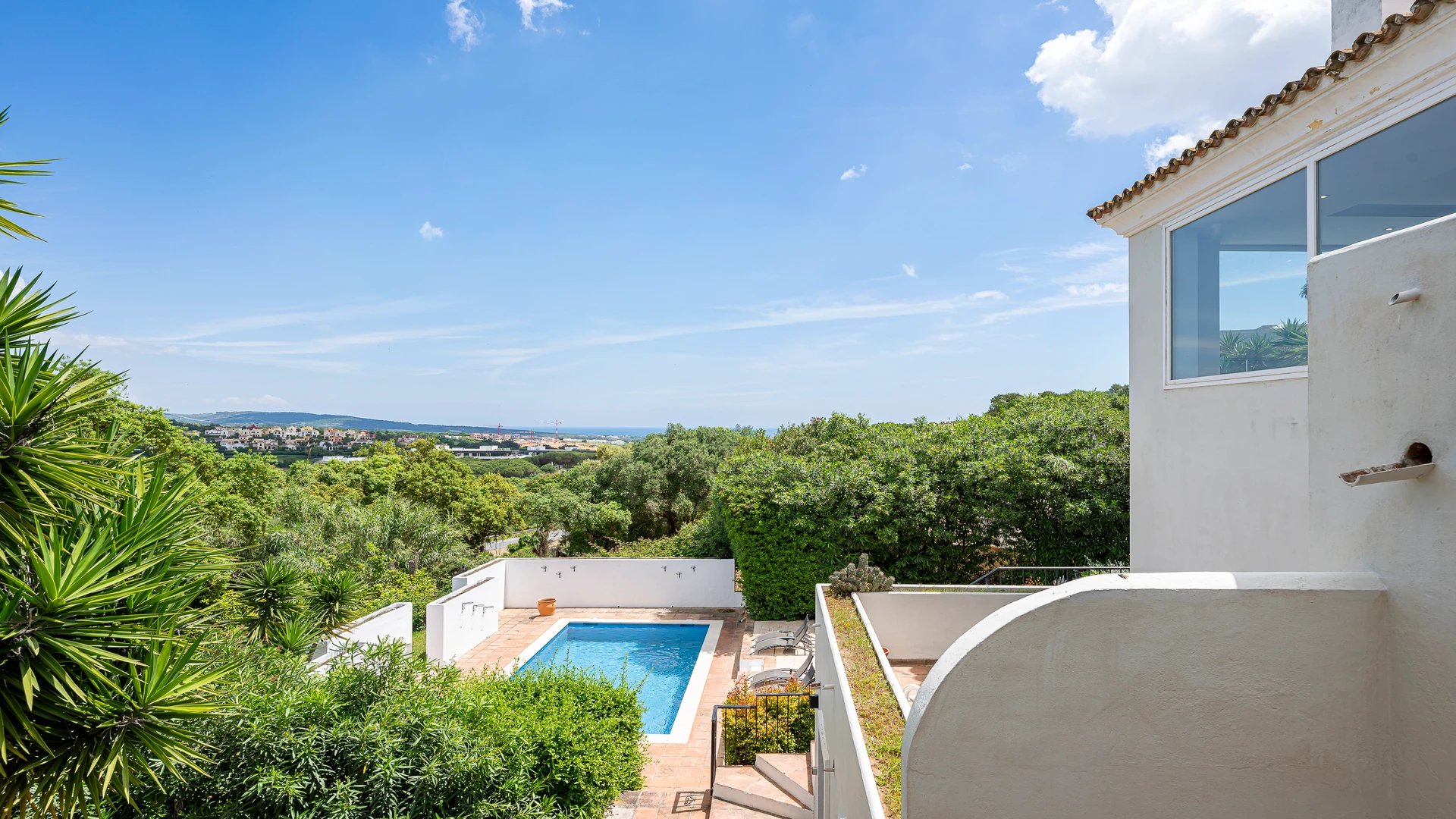 Elegant 6-Bedroom Villa in Sotogrande’s E Zone with Sea and La Reserva Views