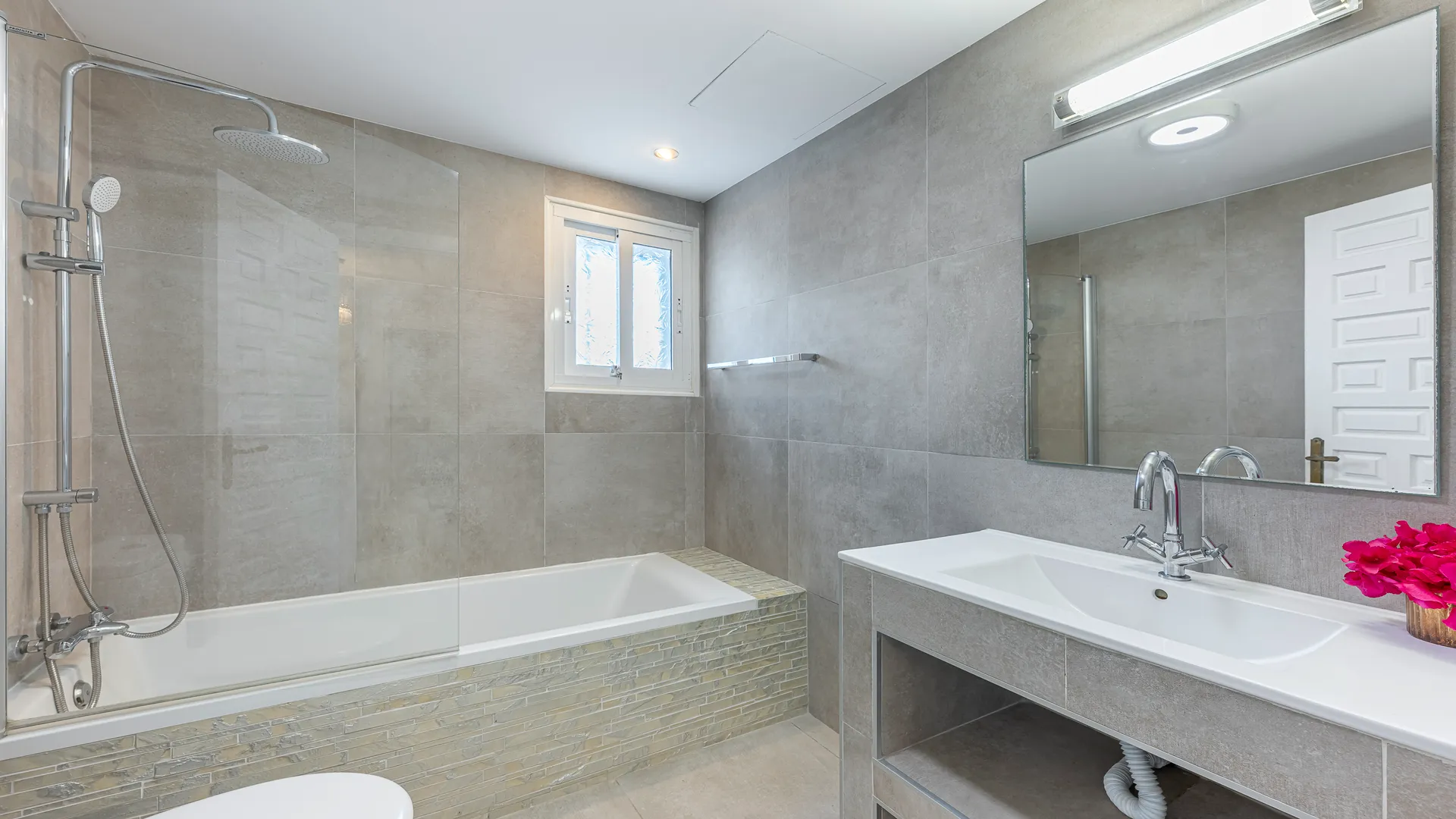 Elegant 6-Bedroom Villa in Sotogrande’s E Zone with Sea and La Reserva Views
