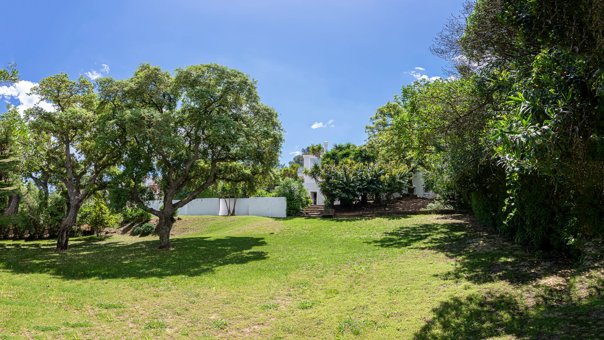 Elegant 6-Bedroom Villa in Sotogrande’s E Zone with Sea and La Reserva Views