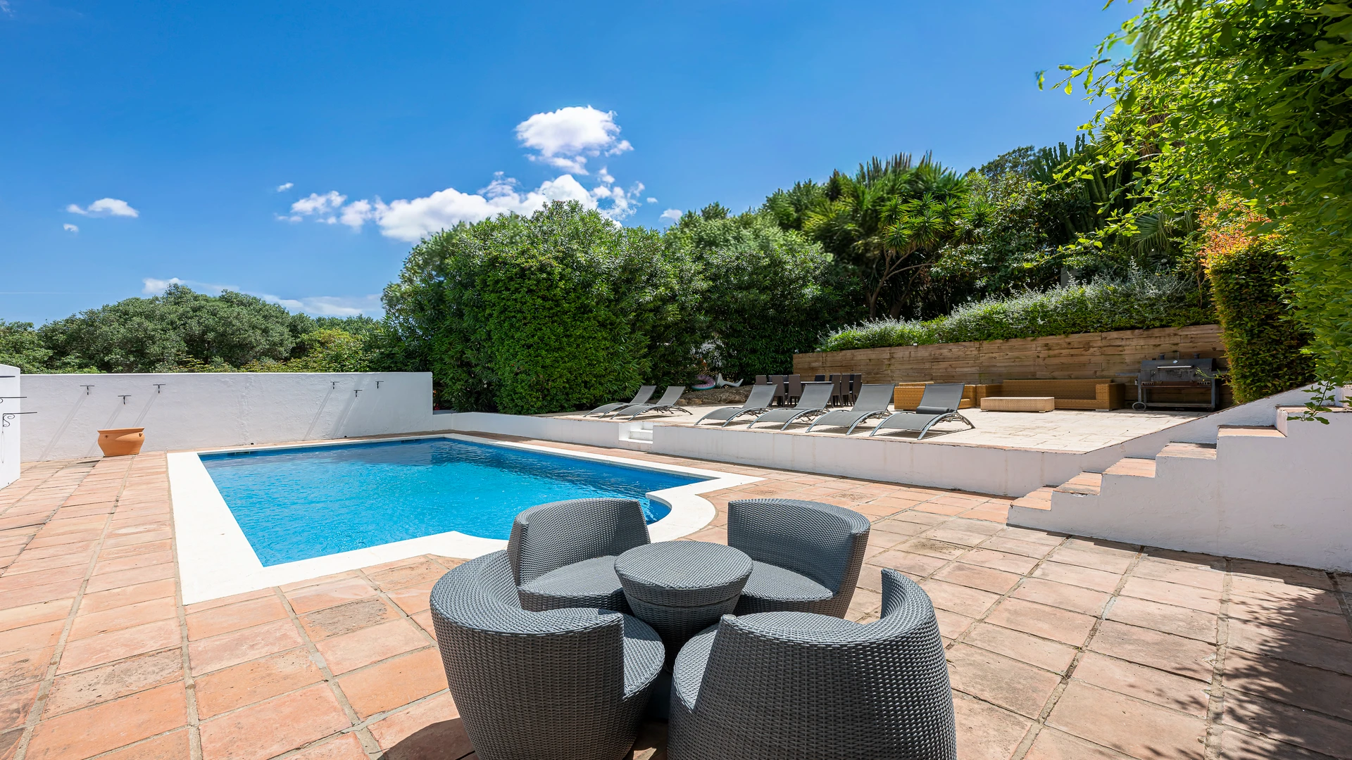 Elegant 6-Bedroom Villa in Sotogrande’s E Zone with Sea and La Reserva Views