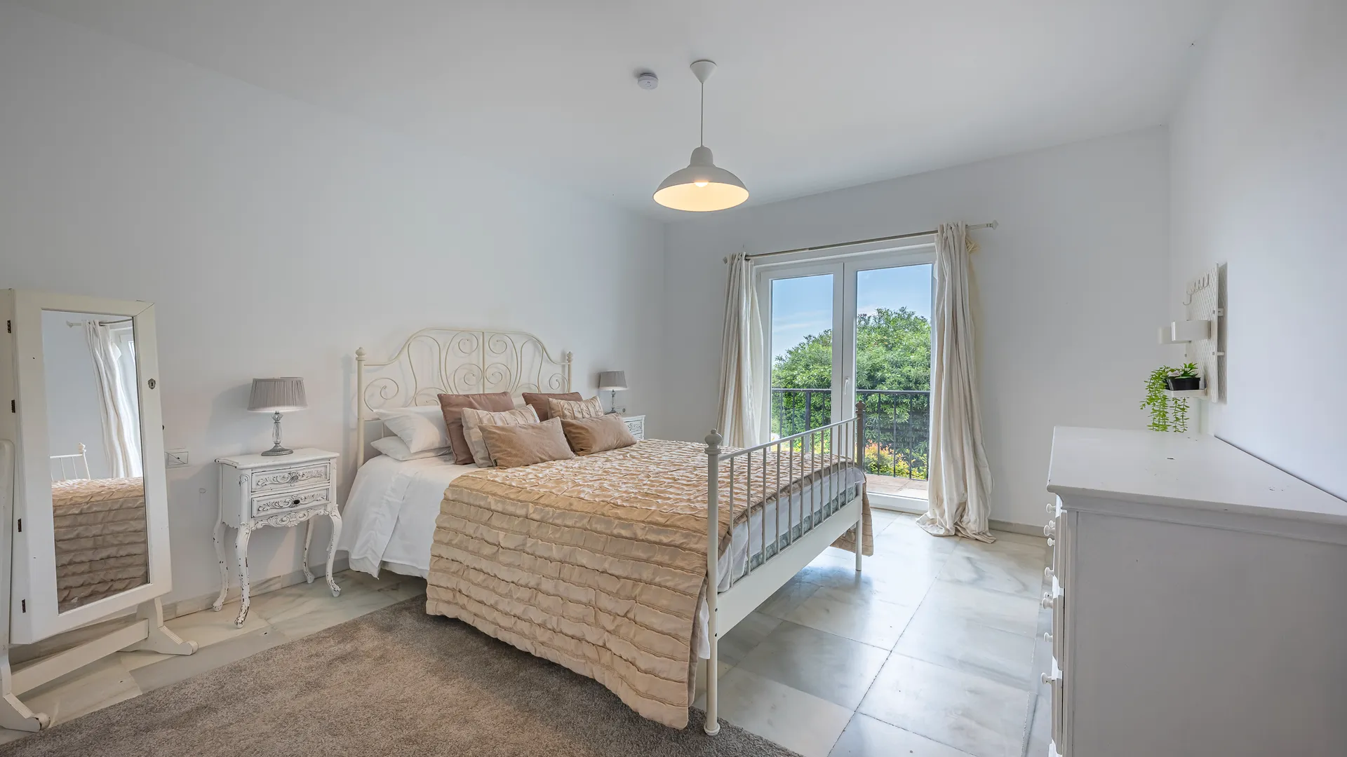 Elegant 6-Bedroom Villa in Sotogrande’s E Zone with Sea and La Reserva Views