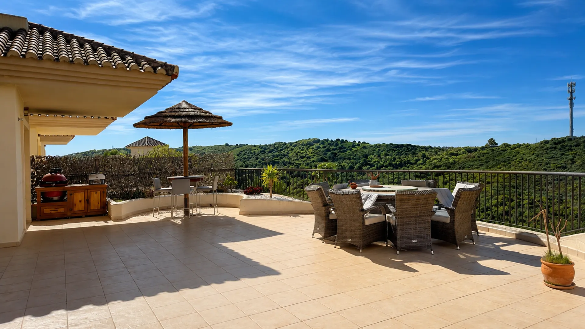 Ático de 3 dormitorios con vistas panorámicas en San Roque Club