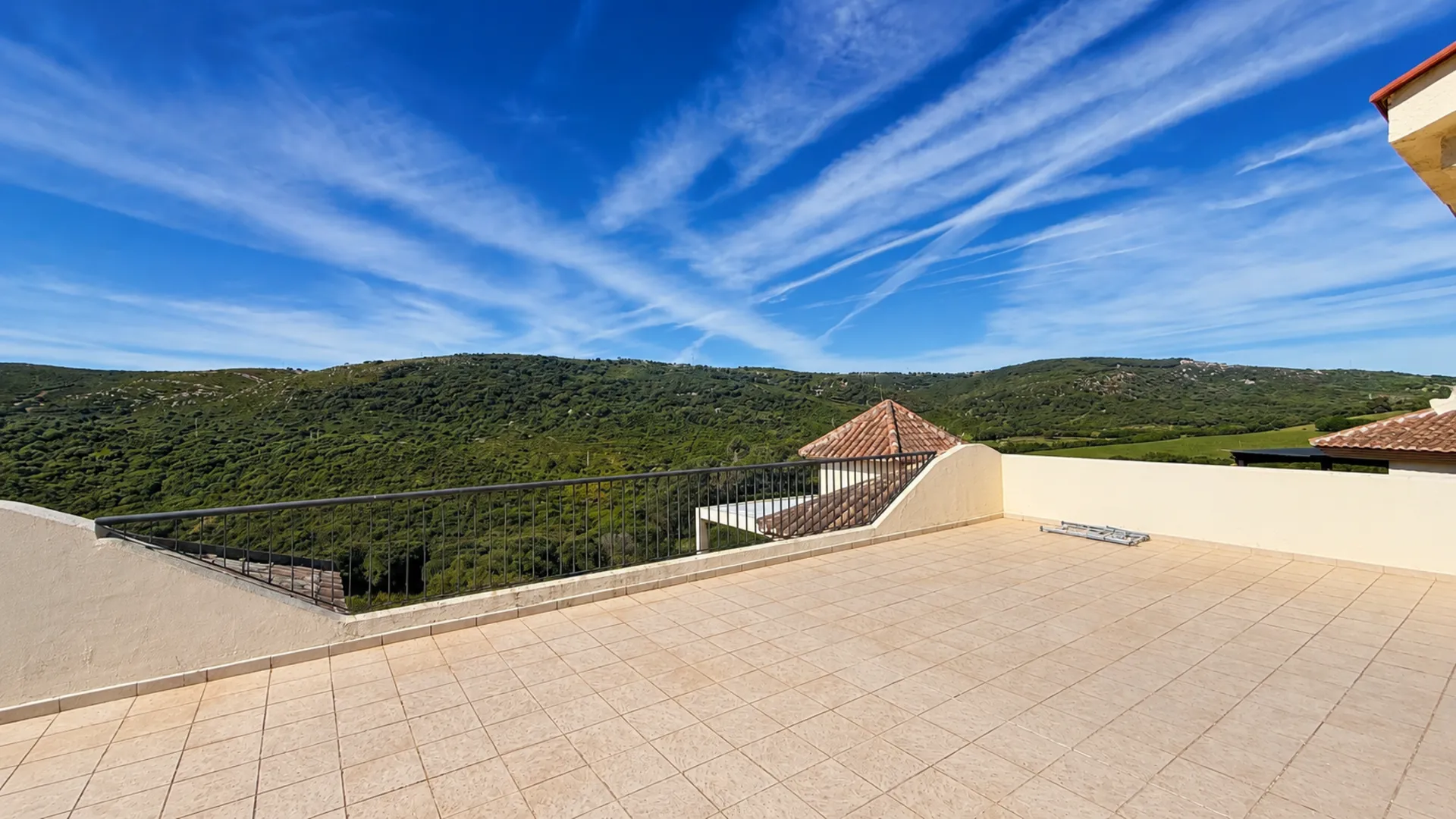 Ático de 3 dormitorios con vistas panorámicas en San Roque Club