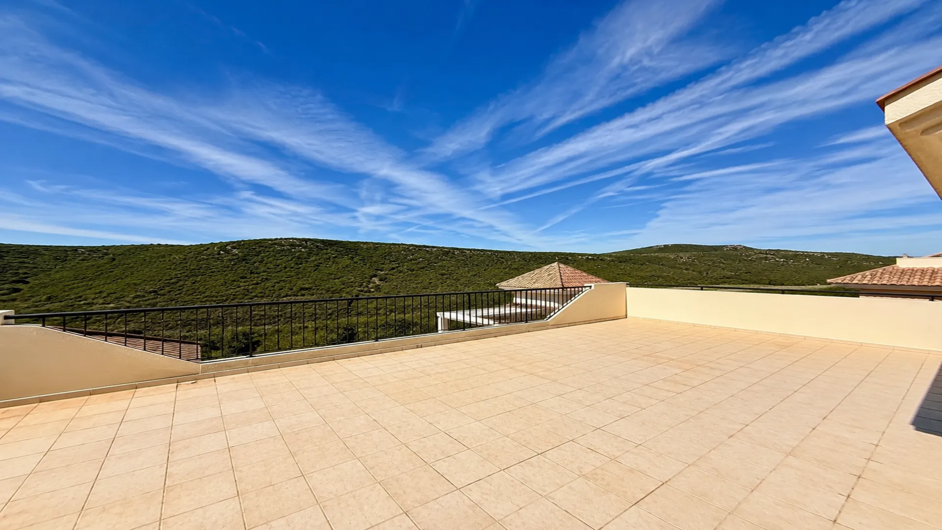 Ático de 3 dormitorios con vistas panorámicas en San Roque Club