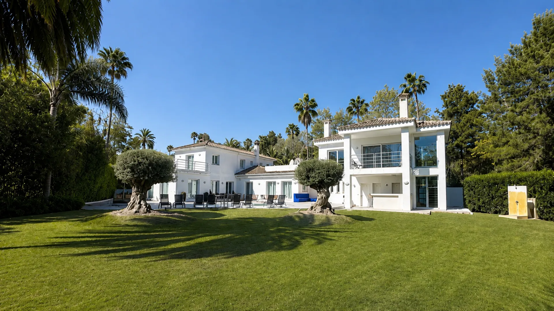 Villa Pacharan - Luxury 6 bedroom villa on Paseo del Parque for rent