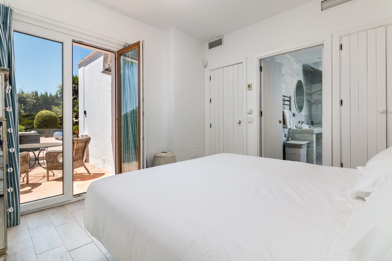 Dormitorio con salida a la terraza y baño en suite