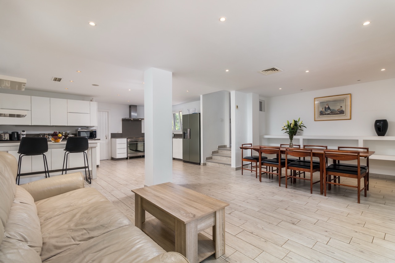 Cocina, comedor y salón diáfanos con isla central