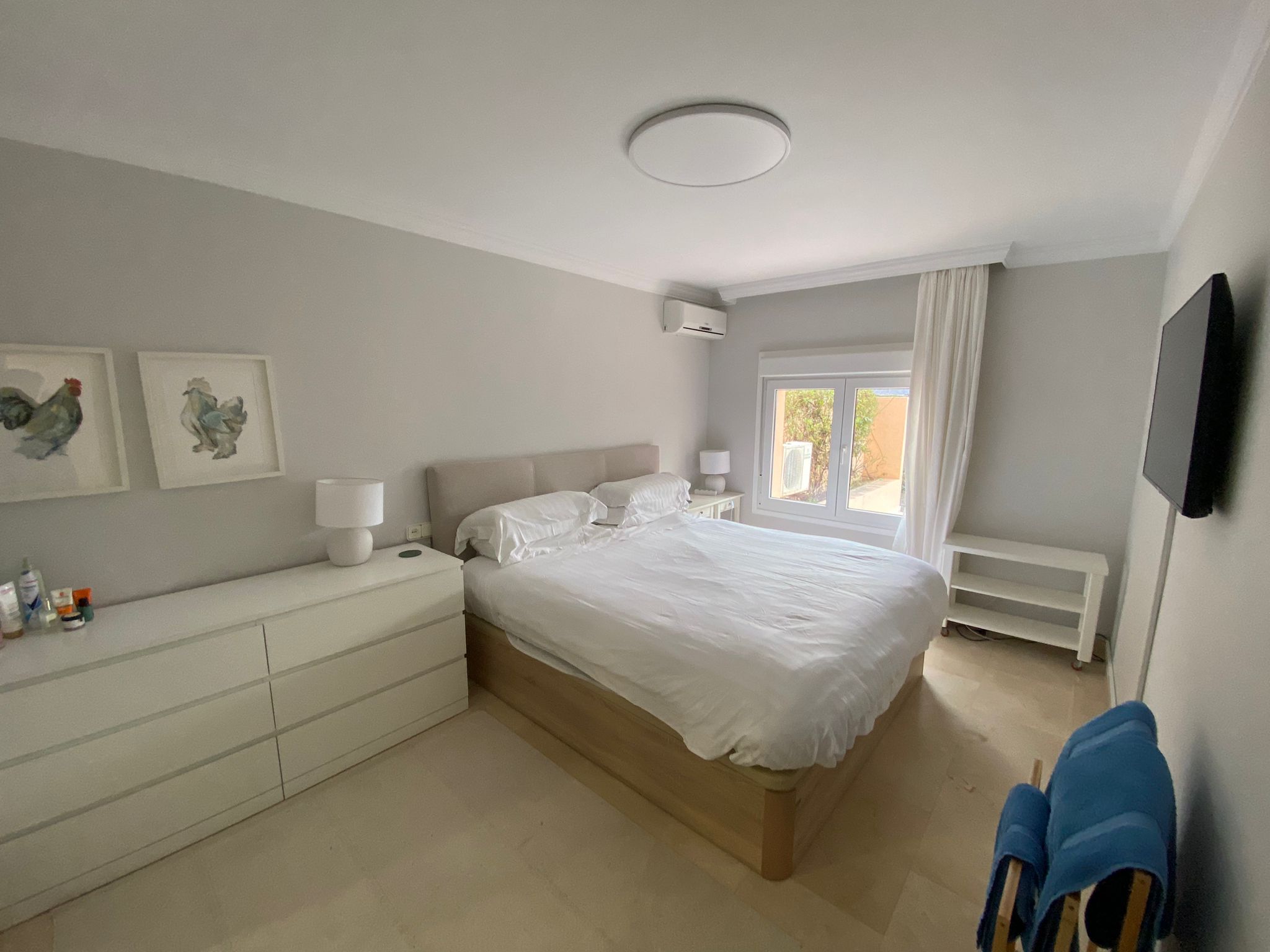 Dormitorio con cama doble, armarios a medida y luz natural