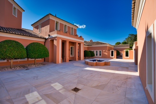 Exterior de villa en primera línea de golf con patio de entrada en Sotogrande Alto