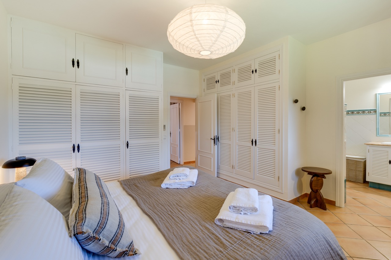 Dormitorio con cama doble, armarios empotrados y luz natural