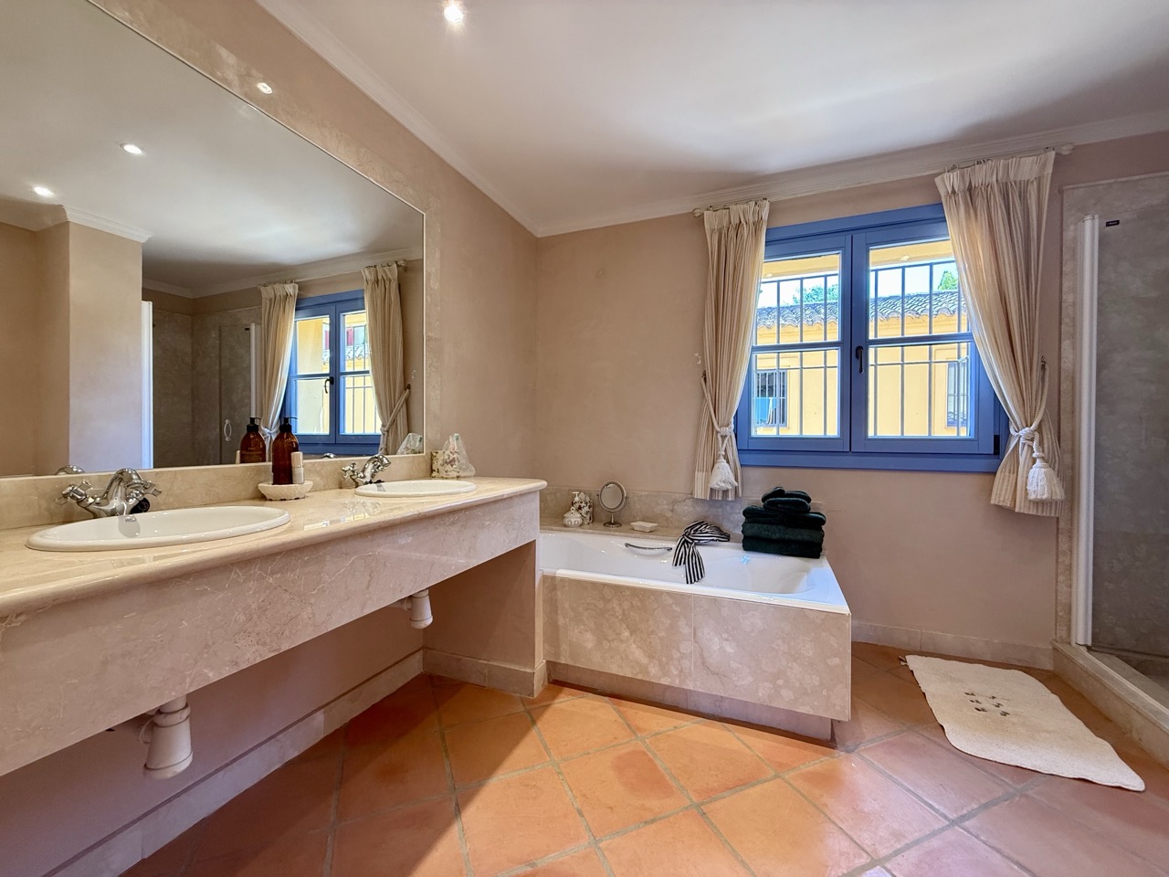 Bathroom with bathtub and double washbasin