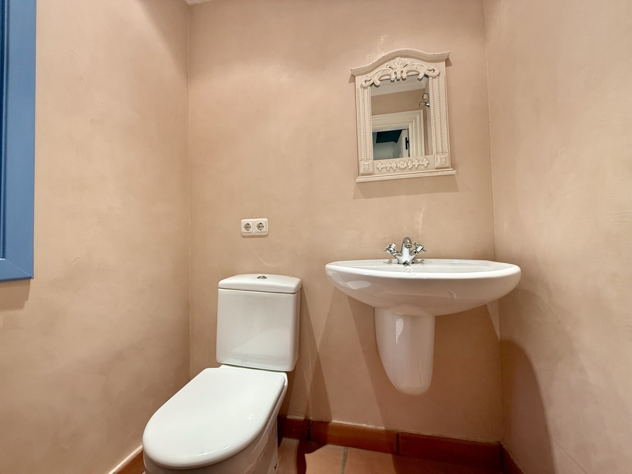 Guest toilet with pedestal sink and pink walls