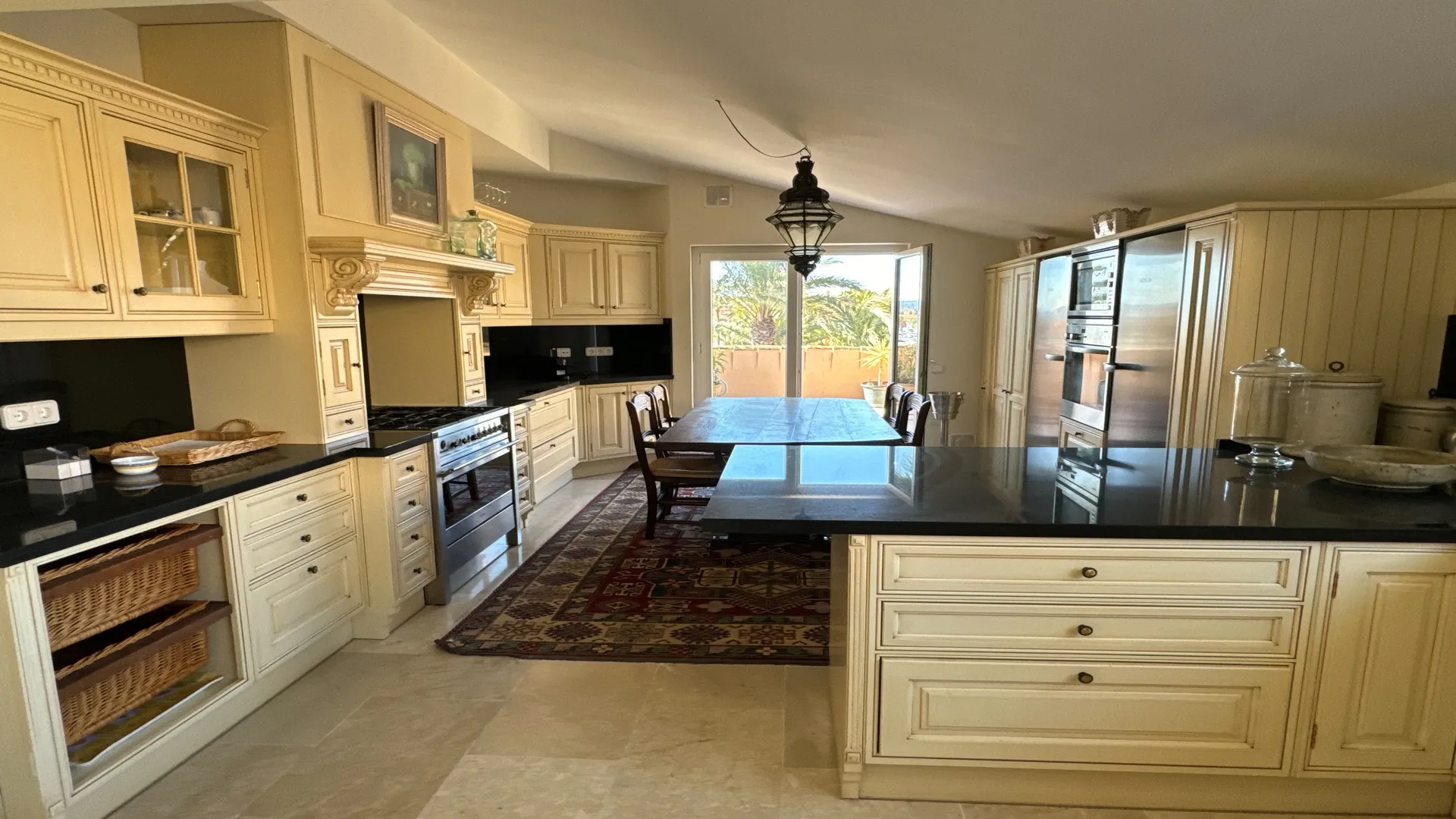 Cocina con muebles blancos, barra de desayuno y distribución abierta