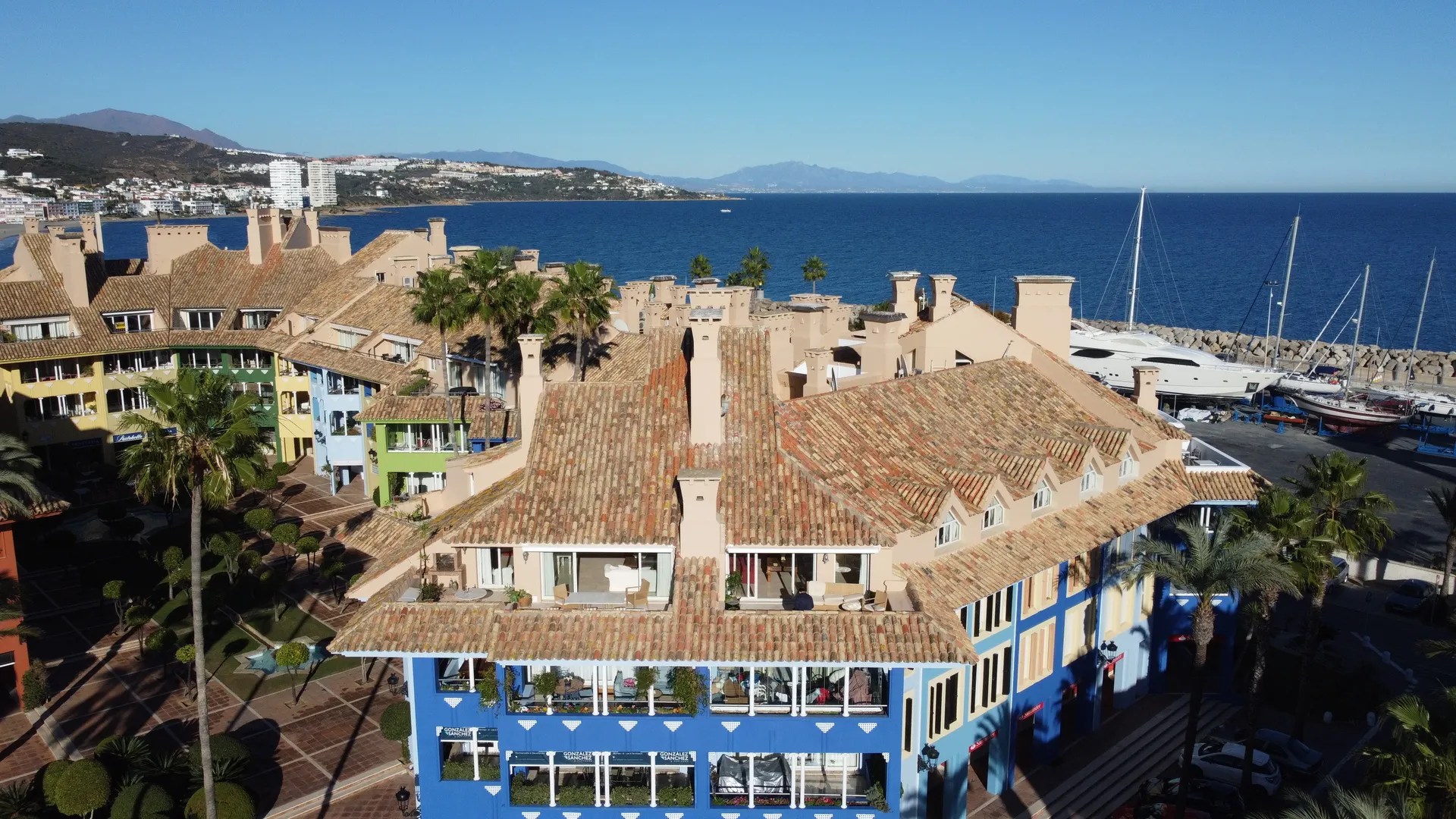 Vista aérea del edificio del ático con el puerto deportivo de Sotogrande y el mar al fondo
