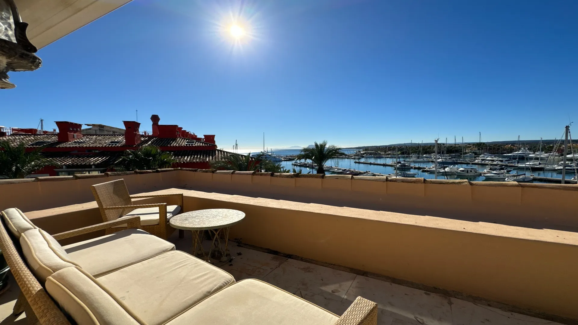 Zona de estar en la terraza con vistas panorámicas al Puerto Deportivo Sotogrande