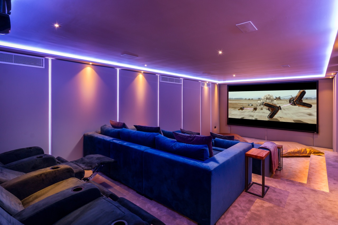 Sala de cine con iluminación ambiental y pantalla grande