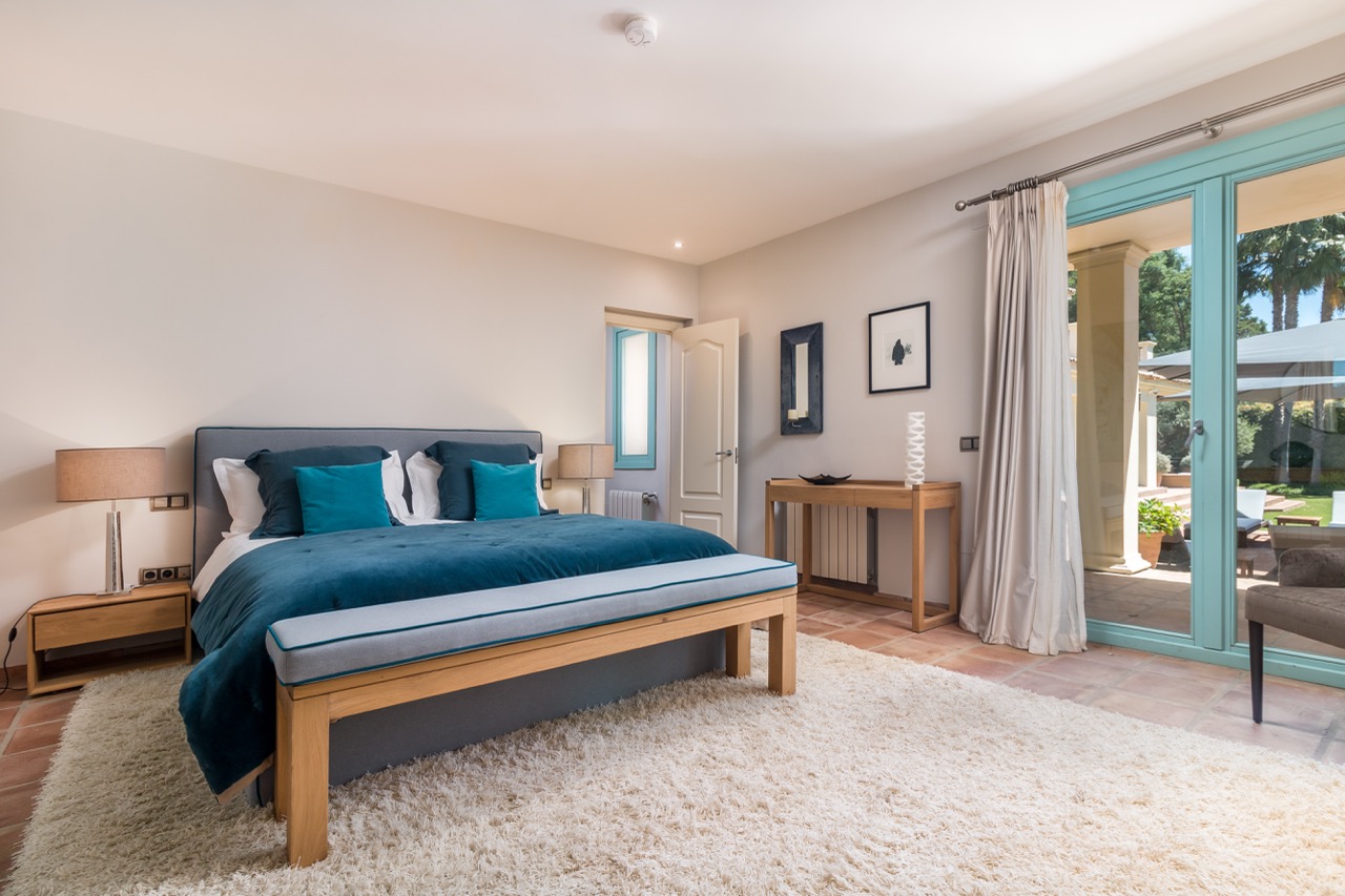 Dormitorio o salita con sofá cama, ventanas grandes y luz natural