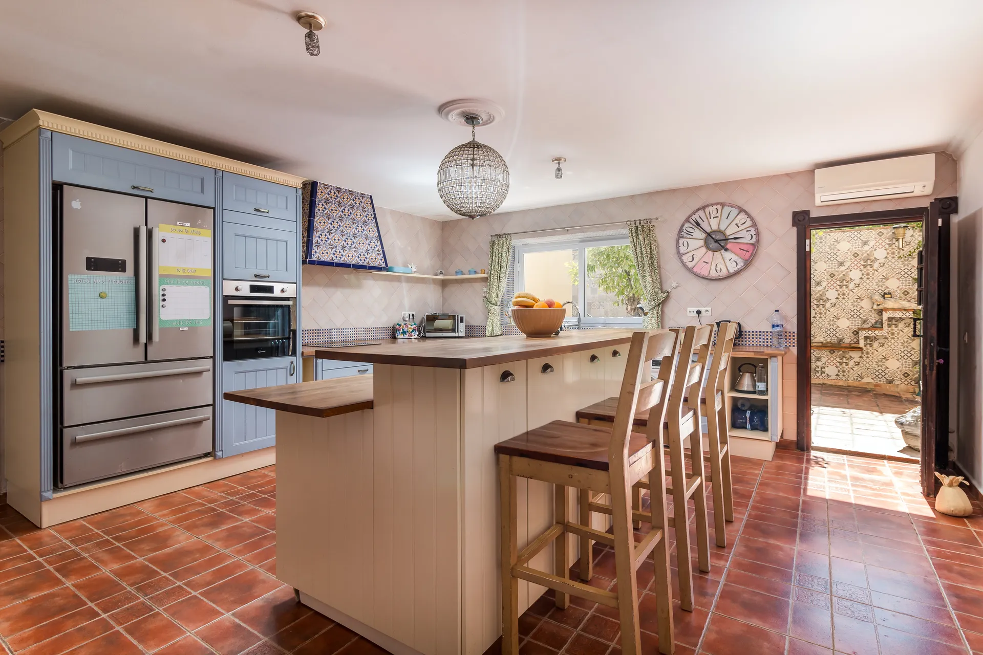 Cocina moderna con muebles de madera e isla central