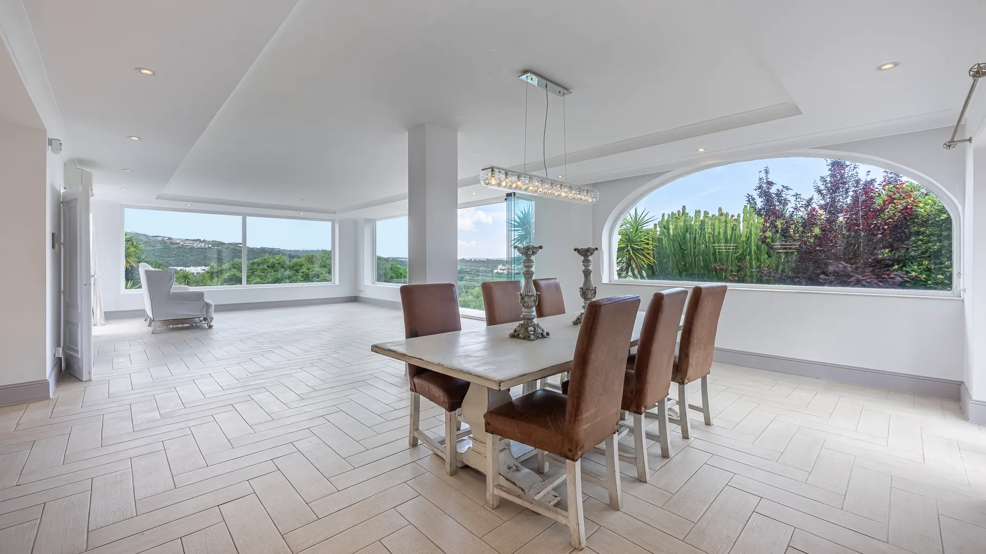Salón comedor diáfano y luminoso con vistas a la terraza