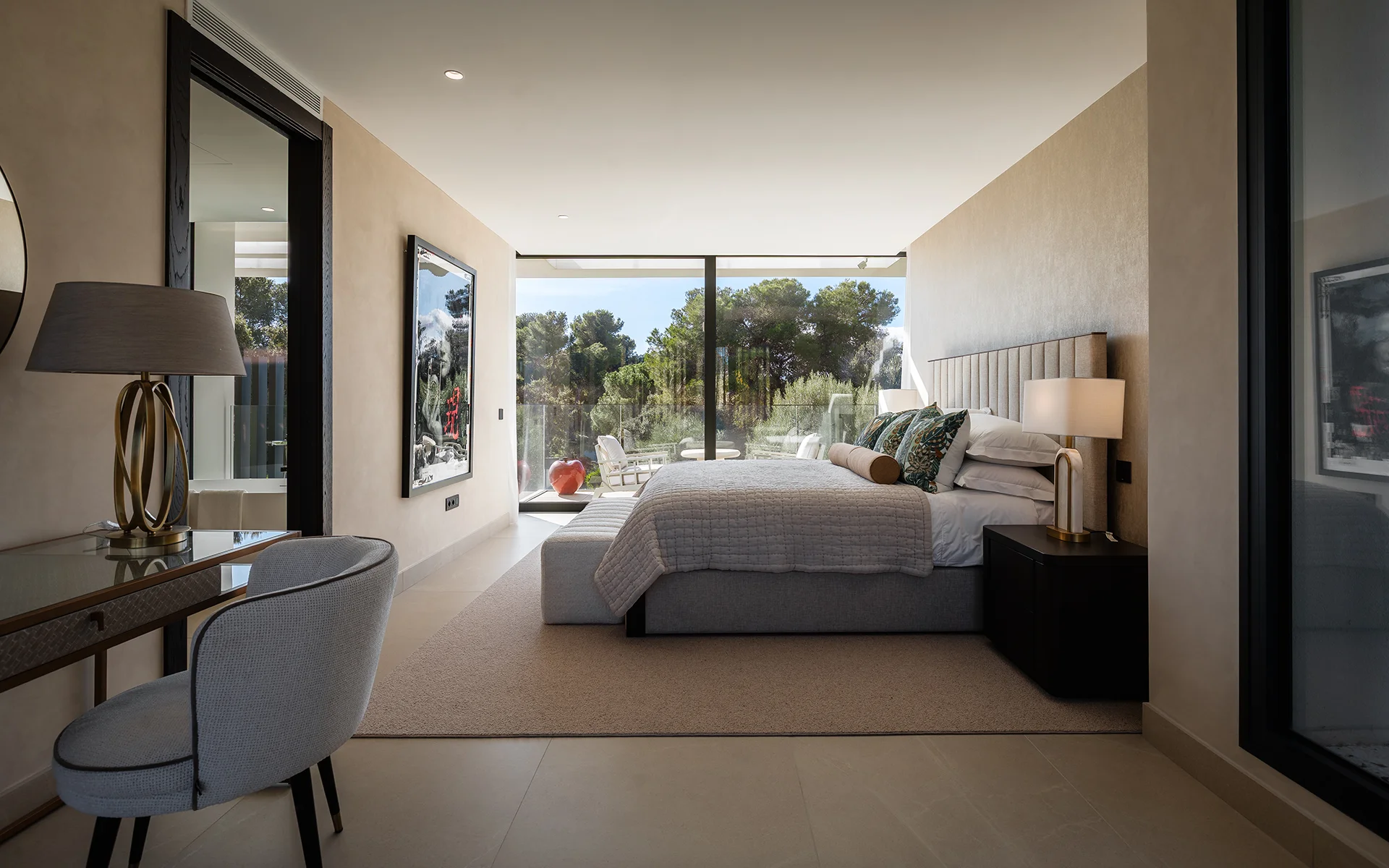 Dormitorio con acceso a la terraza, tocador y vistas al jardín